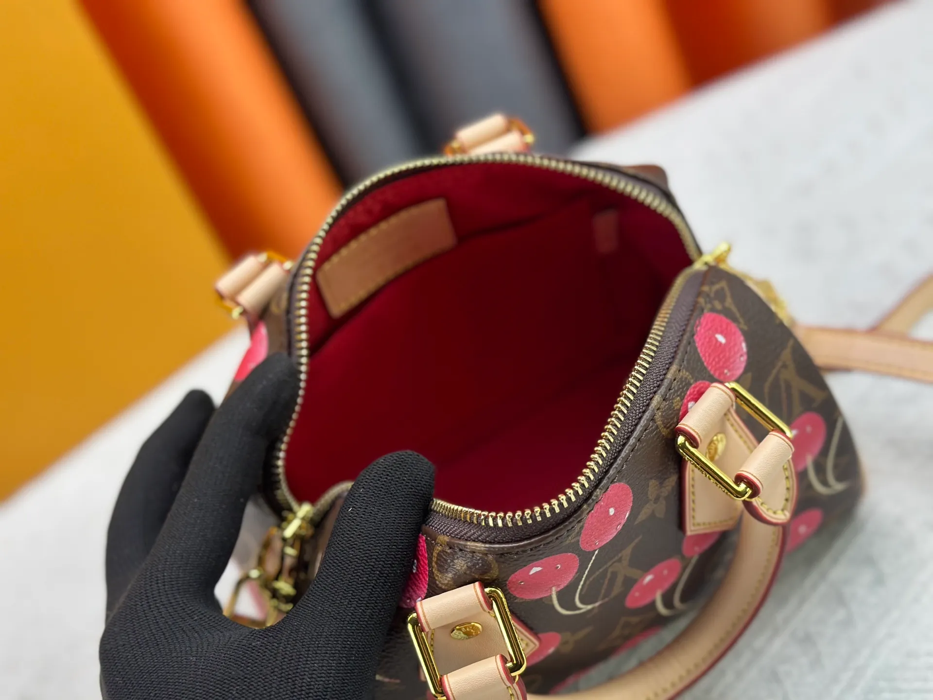 P240 Upgraded original version This cherry 🍒M13094 M46234 M46222 Sedy Bandoulière 20 handbag is made of soft coated canvas, and the full-length Monogram pattern is traced in colorful rainbow tones, highlighting the smart style of the Louis Vuitton x Murakami reissue series. The Toron handle and detachable shoulder strap are constructed of cow leather, the metal corners recall classic luggage, and the bow-shaped key bag and padlock add brand touches. Dimensions: 20.5 x 13.5 x 12.0 cm (length x height x width)