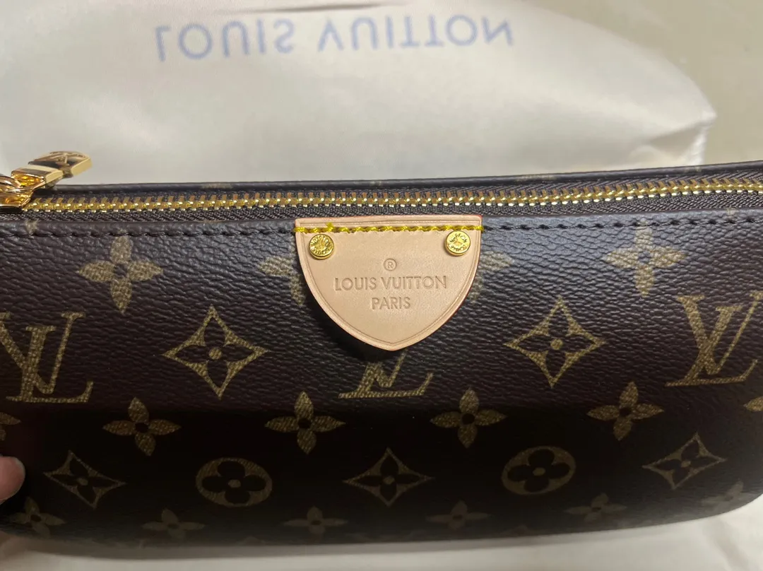 P200 [Exclusive real shot M12859] This Pochette Tirette handbag is made of Monogram canvas and has an exquisite and soft hanging shape. It made an eye-catching appearance at the Louis Vuitton 2024 spring and summer show. The leather trim on the side echoes the marquise shape of the brand's signature zipper pull. Equipped with a dazzling padlock and a detachable shoulder strap, it can be worn on the shoulder or cross-body at will. 22 x 12 x 5.5 cm (length x height x width)