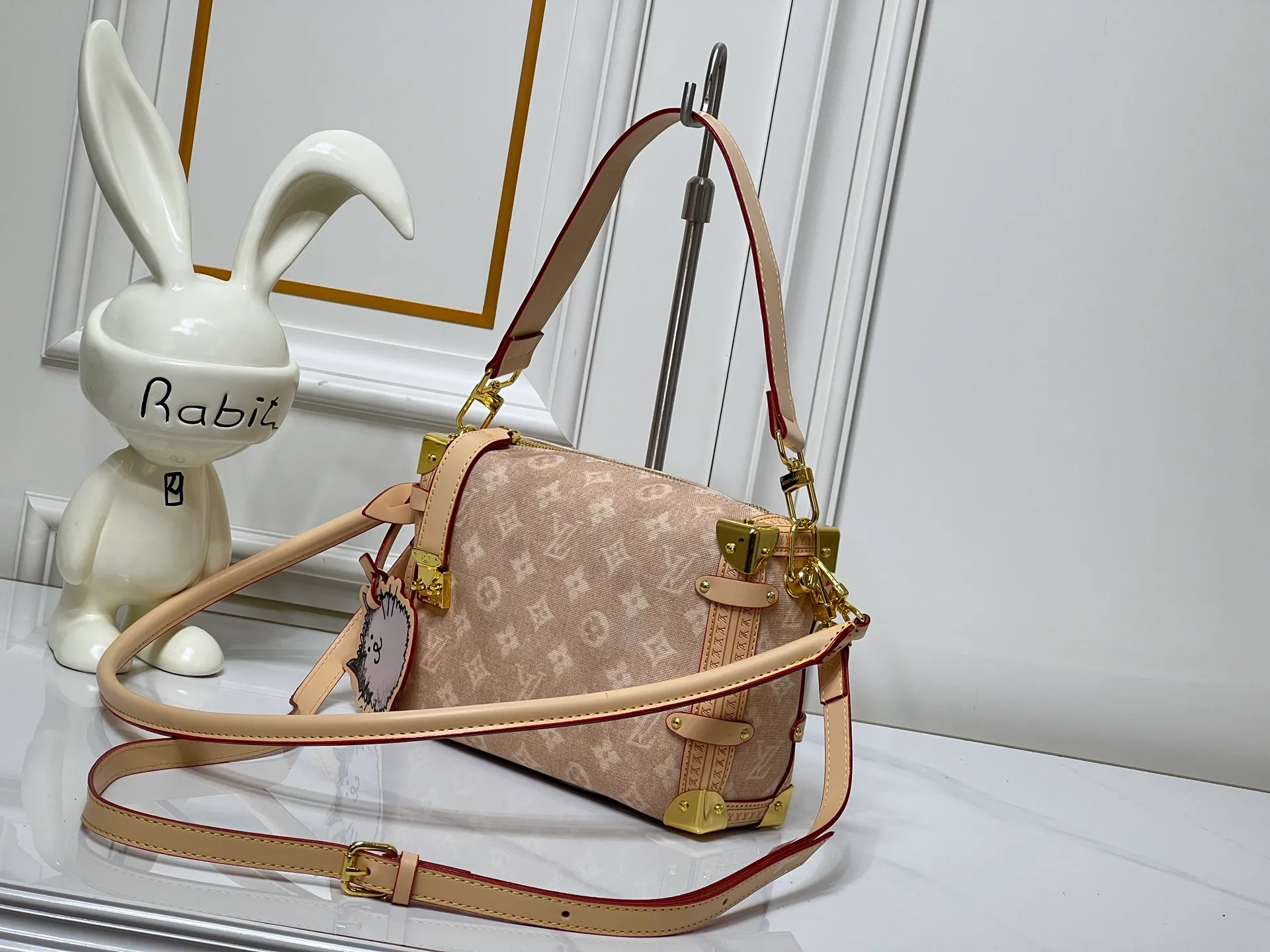 ￥ 340 46358 A sneak peek of the actual LV September cat series!! The cat series was very popular N years ago. This year, LV collaborated with Grace again, and a small part of the actual items were revealed ~ LV collaborated with stylist Grace Coddington on the "Cat Who Can't Wake Up" cat control. Don't miss it. Style No. 15154 #S-lock. The lock and detachable chain sparkle with gold. The appropriate size makes it easy to store daily items such as lipstick. Dimensions: 23.5×16x 8.5cm (lengthxheightxwidth)