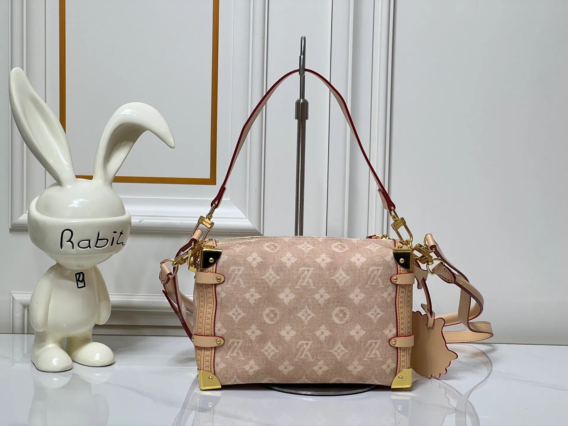 ￥ 340 46358 A sneak peek of the actual LV September cat series!! The cat series was very popular N years ago. This year, LV collaborated with Grace again, and a small part of the actual items were revealed ~ LV collaborated with stylist Grace Coddington on the "Cat Who Can't Wake Up" cat control. Don't miss it. Style No. 15154 #S-lock. The lock and detachable chain sparkle with gold. The appropriate size makes it easy to store daily items such as lipstick. Dimensions: 23.5×16x 8.5cm (lengthxheightxwidth)
