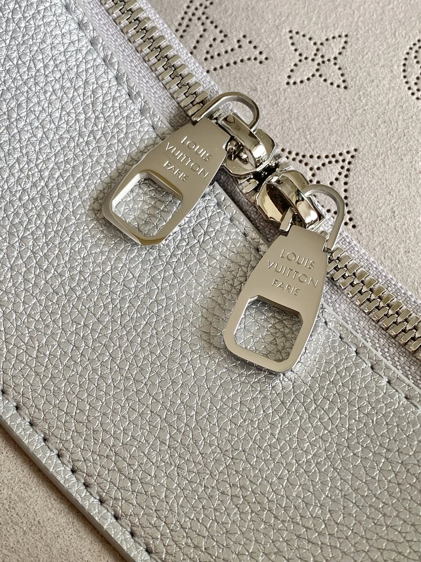 💰1180 (top layer leather) top original order dynamic 163 M24622 silver M25876 gray green M14316 sapphire blue M59655 earthy yellow M59200 black M59201 gray M59203 beige M22615 light pink top original order Bella Tote The bag is made of soft perforated calfskin, gently pleated and draped, and embellished with jewelry-like chains. The generous structure has a neat inner layer to meet daily travel needs, and can inject a modern charm into casual wear. 32.0 x 23.0 x 13.0 cm (Length x Height x Width) • Perforated cow leather • Cow leather trim • Microfiber lining • Metal hardware • Leather drawstring to prevent items from slipping • Internal compartment • Internal zip pocket • Metal bottom stud • Shoulder strap: removable, adjustable • Half-length strap: 30.0 cm • Half-length strap adjustable to: 39.0 cm • Chain: Removable • Chain half length: 23.0 cm • Handle: Double handle