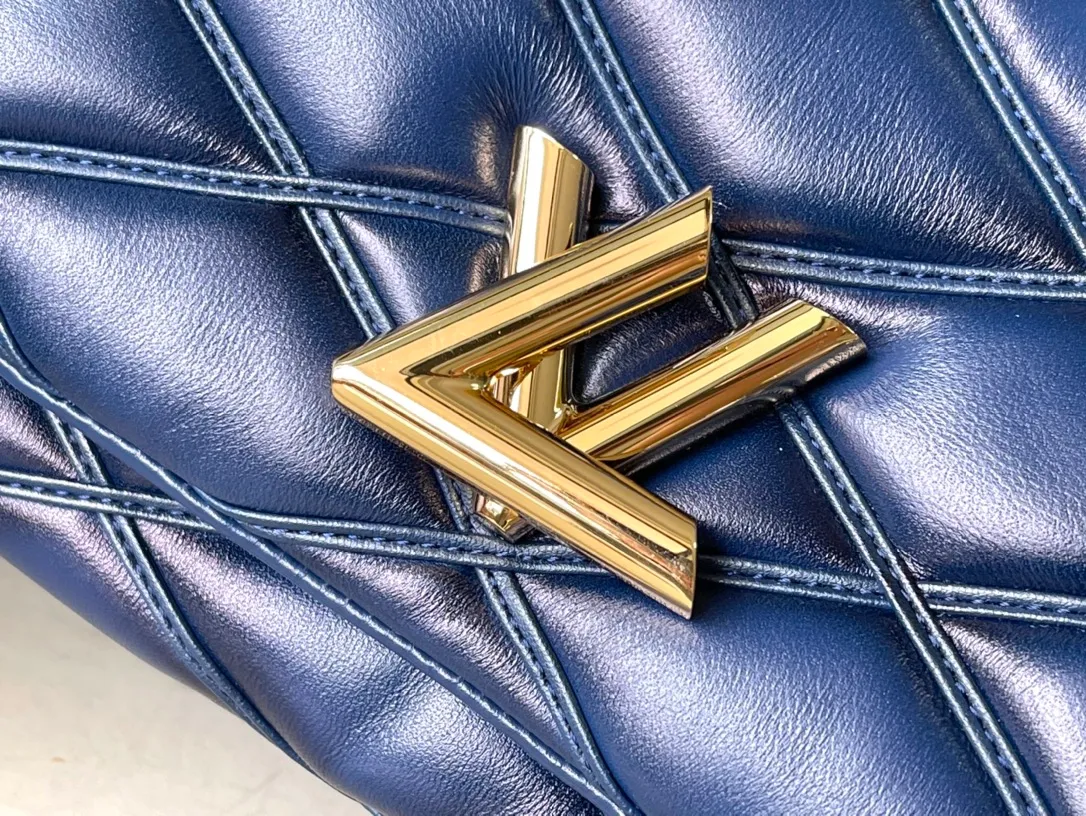 💰1360 (top layer leather) top original order M23682 dark blue This G0-14 medium handbag is made of gorgeous sheep leather, with a finger stitch pattern to pay tribute to the brand's traditional luggage design. The LV Twist twist lock highlights the eye-catching style, and the top handle can be carried by hand alone, or it can be transformed into a leather shoulder pad on the sliding chain shoulder strap for a comfortable shoulder or cross-body experience. Dimensions: 23 × 16 × 10 cm