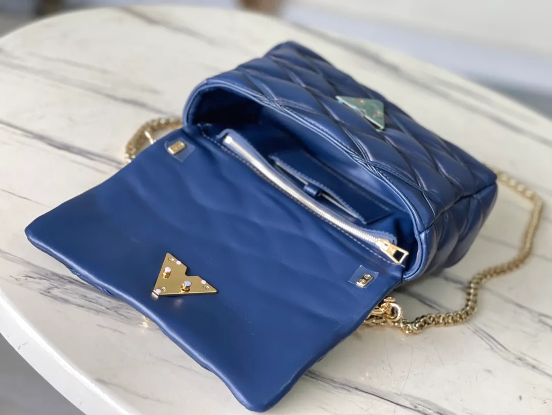 💰1360 (top layer leather) top original order M23682 dark blue This G0-14 medium handbag is made of gorgeous sheep leather, with a finger stitch pattern to pay tribute to the brand's traditional luggage design. The LV Twist twist lock highlights the eye-catching style, and the top handle can be carried by hand alone, or it can be transformed into a leather shoulder pad on the sliding chain shoulder strap for a comfortable shoulder or cross-body experience. Dimensions: 23 × 16 × 10 cm