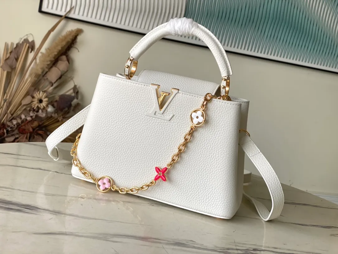 💰2360 (special grade original leather) M22512 M20844 white enamel flower chain This Capucines handbag is made of Taurillon leather, which vaguely reflects the changes in shades of the same color, making the classic configuration more eye-catching. It is paired with an enamel Monogram flower chain. It can be carried by hand, on the elbow, or attached to the shoulder strap or cross-body. Size: 27*18*9cm