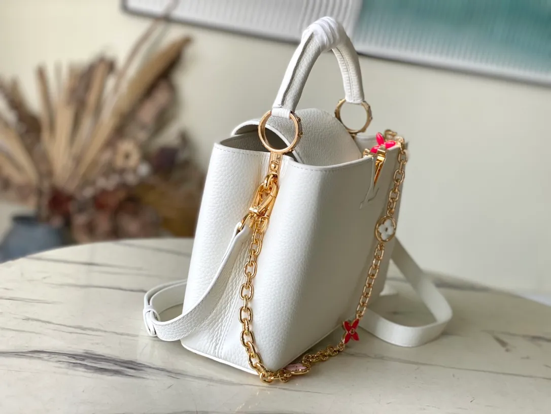 💰2360 (special grade original leather) M22512 M20844 white enamel flower chain This Capucines handbag is made of Taurillon leather, which vaguely reflects the changes in shades of the same color, making the classic configuration more eye-catching. It is paired with an enamel Monogram flower chain. It can be carried by hand, on the elbow, or attached to the shoulder strap or cross-body. Size: 27*18*9cm