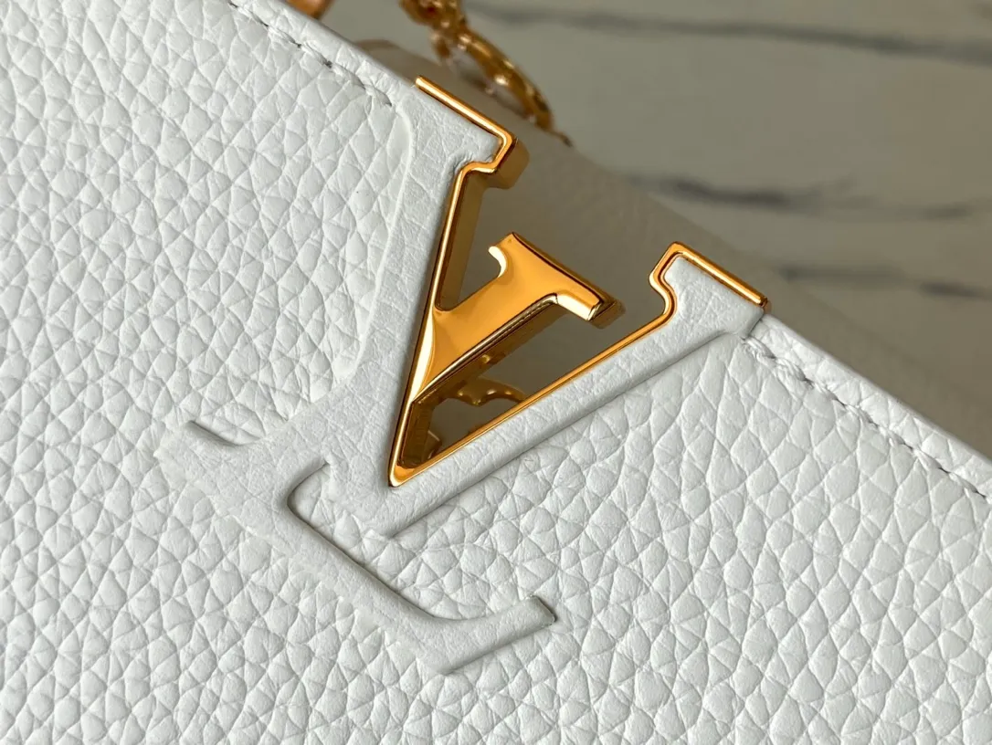 💰2360 (special grade original leather) M22512 M20844 white enamel flower chain This Capucines handbag is made of Taurillon leather, which vaguely reflects the changes in shades of the same color, making the classic configuration more eye-catching. It is paired with an enamel Monogram flower chain. It can be carried by hand, on the elbow, or attached to the shoulder strap or cross-body. Size: 27*18*9cm