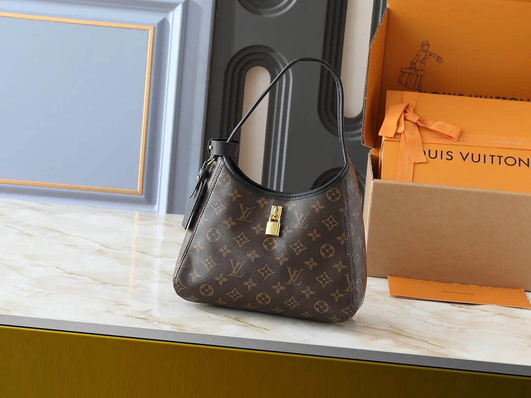 💰240💰Upgraded from the original M12940 M12941 This small The Drop handbag draws inspiration from the Flower Hobo handbag that came out in 2018. It is cut from classic Monogram canvas to create an elegant configuration that combines trendy style and practical functionality. A signature padlock adorns the nameplate and is a sophisticated detail along with rich leather trim. It can easily store daily needs and fit in with the rhythm of urban life. Dimensions: 28.0 x 15.0 x 12.0 cm (length x height x width)