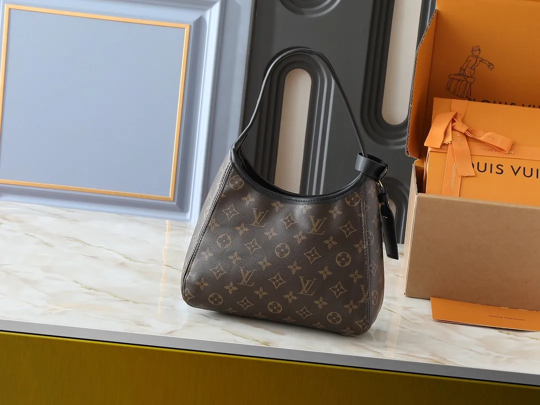 💰240💰Upgraded from the original M12940 M12941 This small The Drop handbag draws inspiration from the Flower Hobo handbag that came out in 2018. It is cut from classic Monogram canvas to create an elegant configuration that combines trendy style and practical functionality. A signature padlock adorns the nameplate and is a sophisticated detail along with rich leather trim. It can easily store daily needs and fit in with the rhythm of urban life. Dimensions: 28.0 x 15.0 x 12.0 cm (length x height x width)