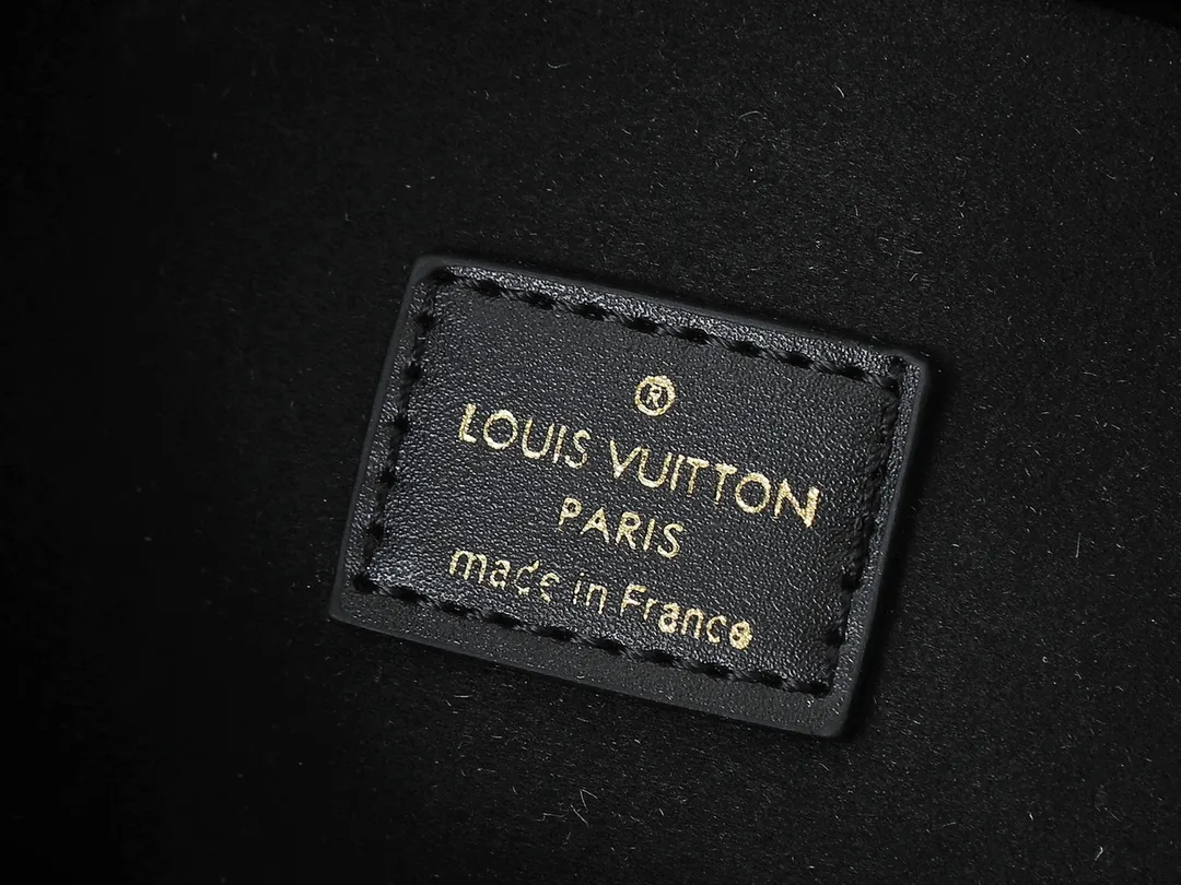 💰240💰Upgraded from the original M12940 M12941 This small The Drop handbag draws inspiration from the Flower Hobo handbag that came out in 2018. It is cut from classic Monogram canvas to create an elegant configuration that combines trendy style and practical functionality. A signature padlock adorns the nameplate and is a sophisticated detail along with rich leather trim. It can easily store daily needs and fit in with the rhythm of urban life. Dimensions: 28.0 x 15.0 x 12.0 cm (length x height x width)