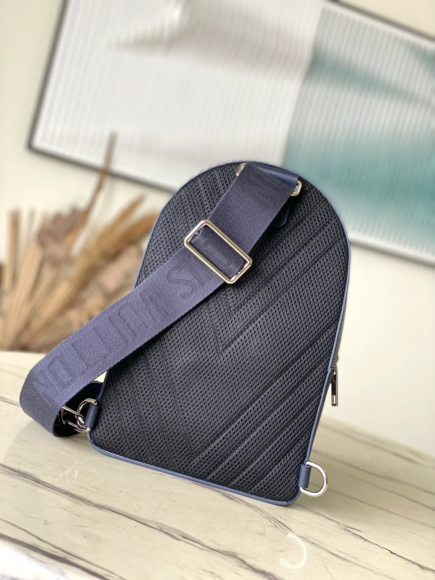 💰1020 (first-grain leather) top original single M11601 blue. This Pilot jm shoulder bag refers to the design of the popular Takeoff Jm backpack, with a rounded shape, front flap and the iconic design of the LV Aerogram series. The magnetic closure ensures secure storage and access, and the adjustable shoulder strap can be attached to the left or right side of the bag. Dimensions: 20.0 x 30.0 x 4.0 cm
