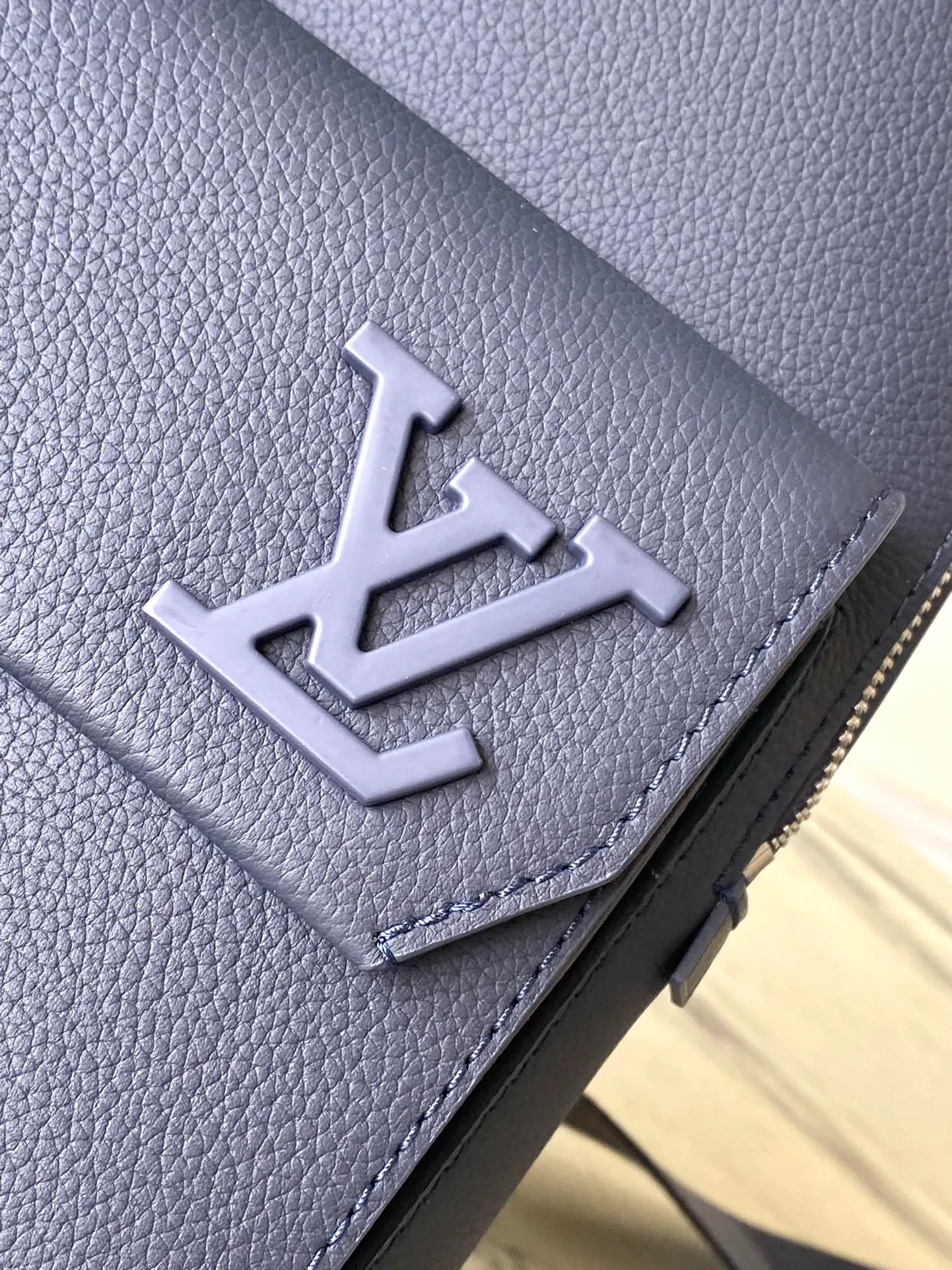 💰1020 (first-grain leather) top original single M11601 blue. This Pilot jm shoulder bag refers to the design of the popular Takeoff Jm backpack, with a rounded shape, front flap and the iconic design of the LV Aerogram series. The magnetic closure ensures secure storage and access, and the adjustable shoulder strap can be attached to the left or right side of the bag. Dimensions: 20.0 x 30.0 x 4.0 cm