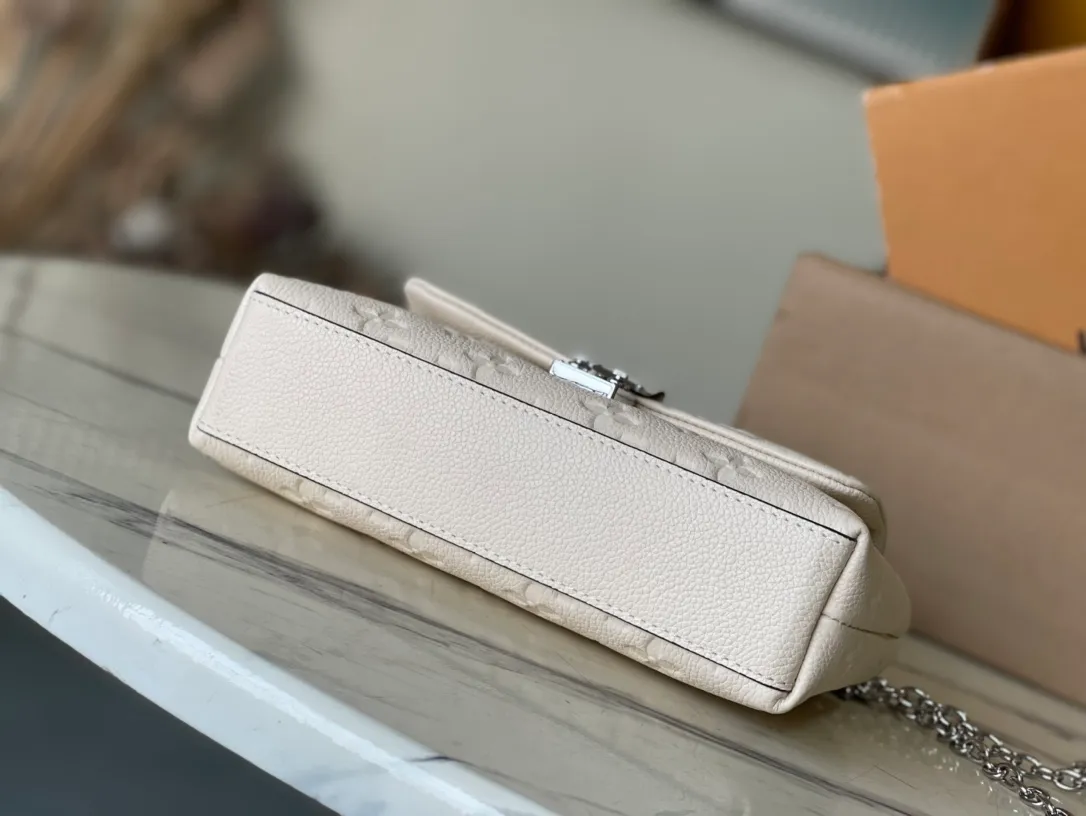 💰1040 (top layer leather) top original order M12145 This Nano Madeleine handbag is made of Monogram Empreinte leather as a pocket version of the Madeleine handbag, with a classic S-lock lock and a detachable chain embellished with the LVCircle logo. Plenty of space to accommodate daily needs, suitable for hand-held, shoulder or cross-body wear. Dimensions: 21 × 12.5 × 6 cm