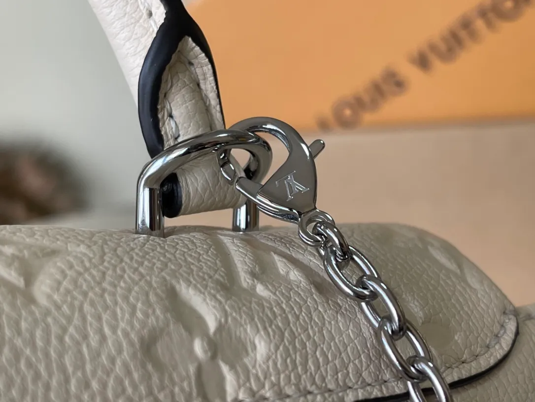 💰1040 (top layer leather) top original order M12145 This Nano Madeleine handbag is made of Monogram Empreinte leather as a pocket version of the Madeleine handbag, with a classic S-lock lock and a detachable chain embellished with the LVCircle logo. Plenty of space to accommodate daily needs, suitable for hand-held, shoulder or cross-body wear. Dimensions: 21 × 12.5 × 6 cm