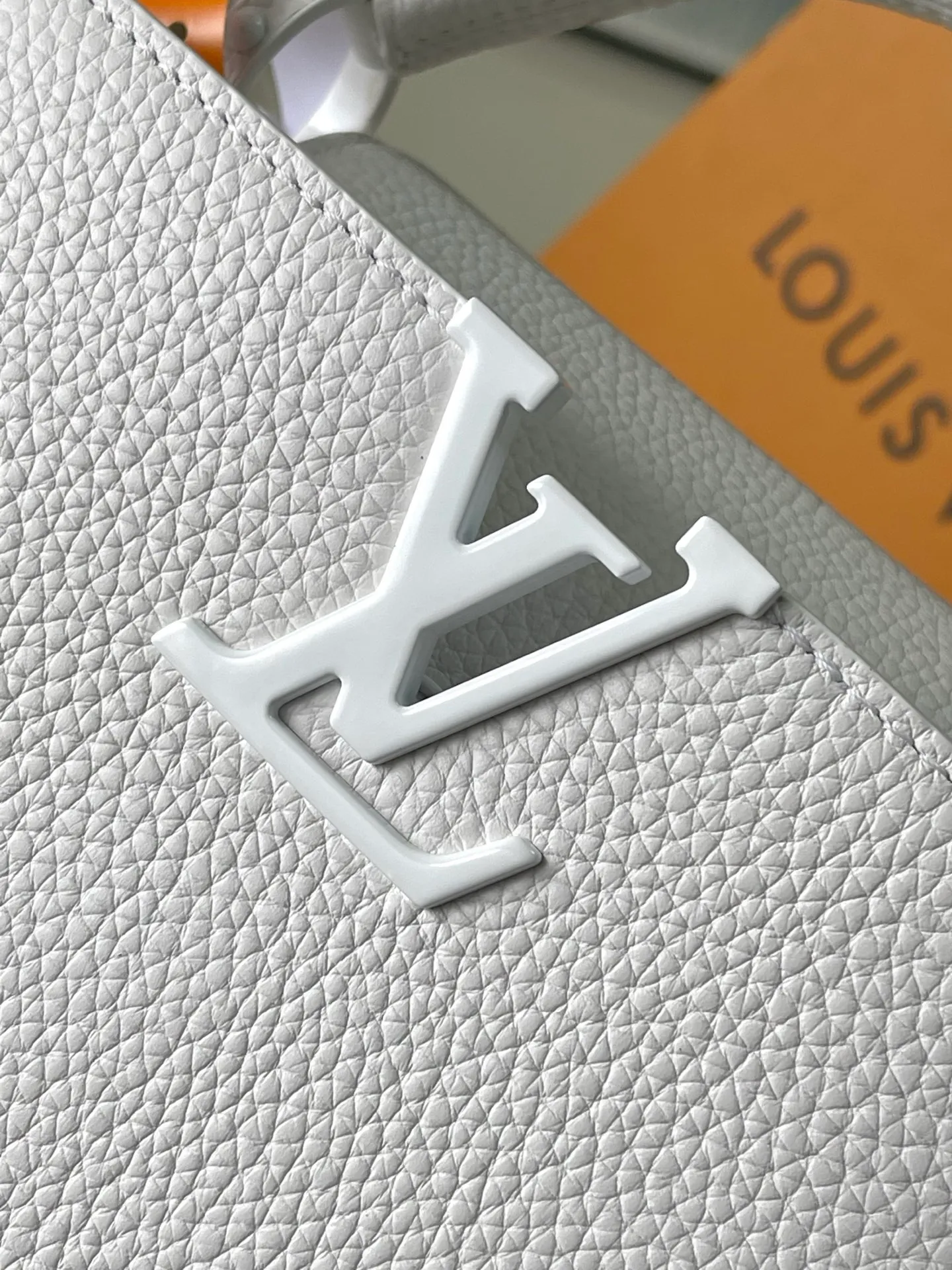 💰2360 "Special Grade Original Leather" M25256 White Paint Small This Capucines BB handbag is made of matte Taurillon cow leather with metal parts, which makes the classic design show off its neat style. The flap can be worn externally or internally, and the neat interior is equipped with multiple pockets. Attach the adjustable shoulder strap for easy cross-body wear. Dimensions: 27 × 17.3 × 9 cm