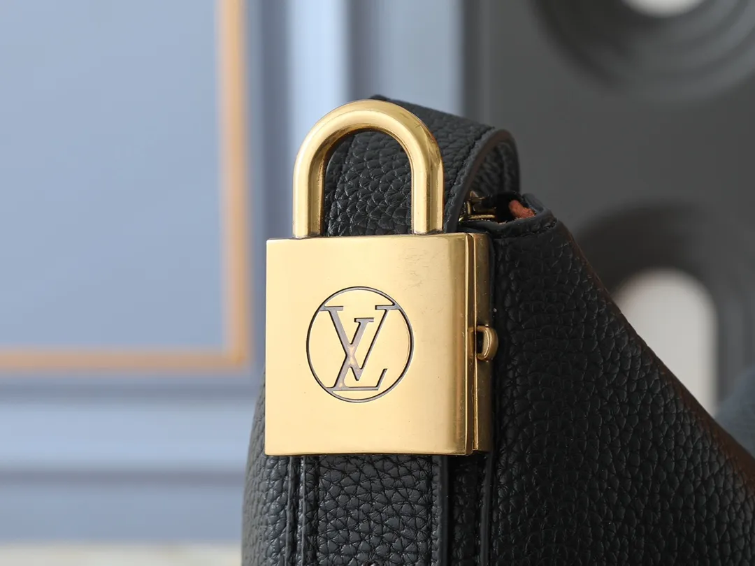 💰280💰Upgraded from the original M14417 M14642 M14635 Louis Vuitton launches the Low Key Cookie medium handbag, highlighting the brand's heritage and exquisite craftsmanship with its elegant design. The soft cow leather will develop a unique color over time, and the distressed metal padlock and removable Monogram storage bag are rich details, allowing you to switch to multiple carrying methods at will. Dimensions: 32.0 x 26.0 x 5.0 cm (length x height x width)