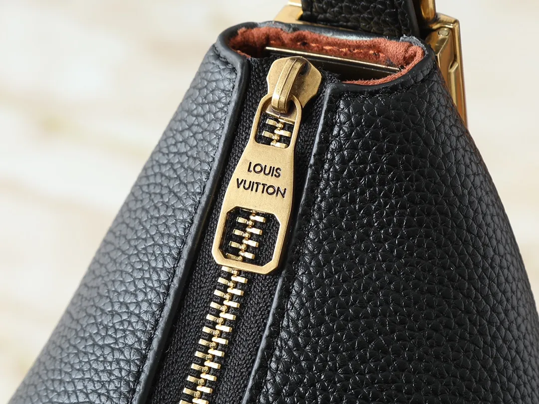 💰280💰Upgraded from the original M14417 M14642 M14635 Louis Vuitton launches the Low Key Cookie medium handbag, highlighting the brand's heritage and exquisite craftsmanship with its elegant design. The soft cow leather will develop a unique color over time, and the distressed metal padlock and removable Monogram storage bag are rich details, allowing you to switch to multiple carrying methods at will. Dimensions: 32.0 x 26.0 x 5.0 cm (length x height x width)