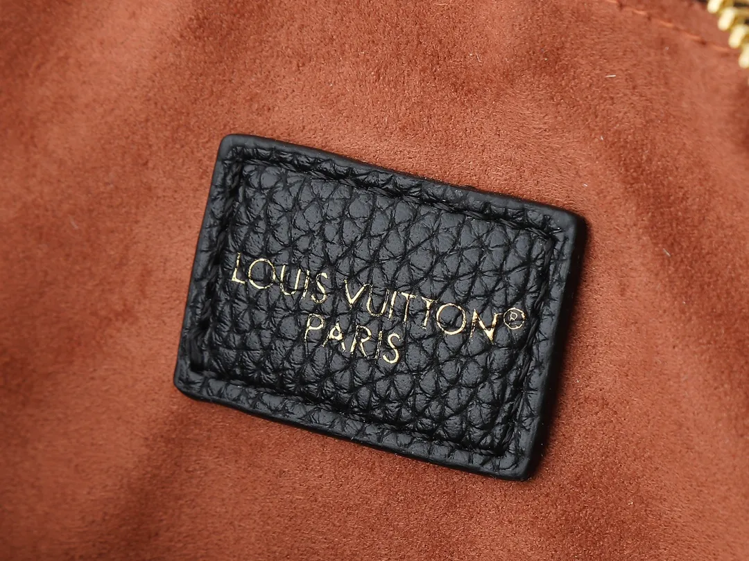 💰280💰Upgraded from the original M14417 M14642 M14635 Louis Vuitton launches the Low Key Cookie medium handbag, highlighting the brand's heritage and exquisite craftsmanship with its elegant design. The soft cow leather will develop a unique color over time, and the distressed metal padlock and removable Monogram storage bag are rich details, allowing you to switch to multiple carrying methods at will. Dimensions: 32.0 x 26.0 x 5.0 cm (length x height x width)