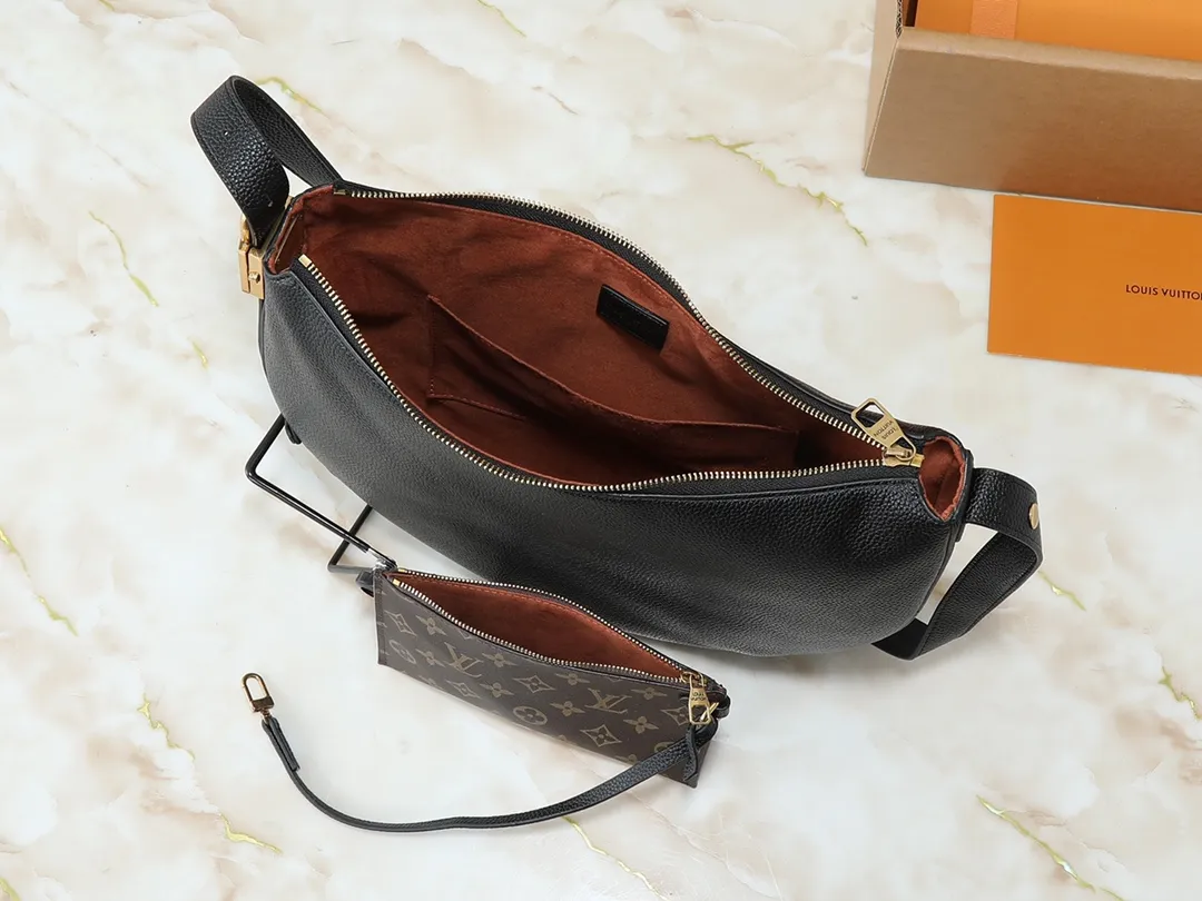 💰280💰Upgraded from the original M14417 M14642 M14635 Louis Vuitton launches the Low Key Cookie medium handbag, highlighting the brand's heritage and exquisite craftsmanship with its elegant design. The soft cow leather will develop a unique color over time, and the distressed metal padlock and removable Monogram storage bag are rich details, allowing you to switch to multiple carrying methods at will. Dimensions: 32.0 x 26.0 x 5.0 cm (length x height x width)