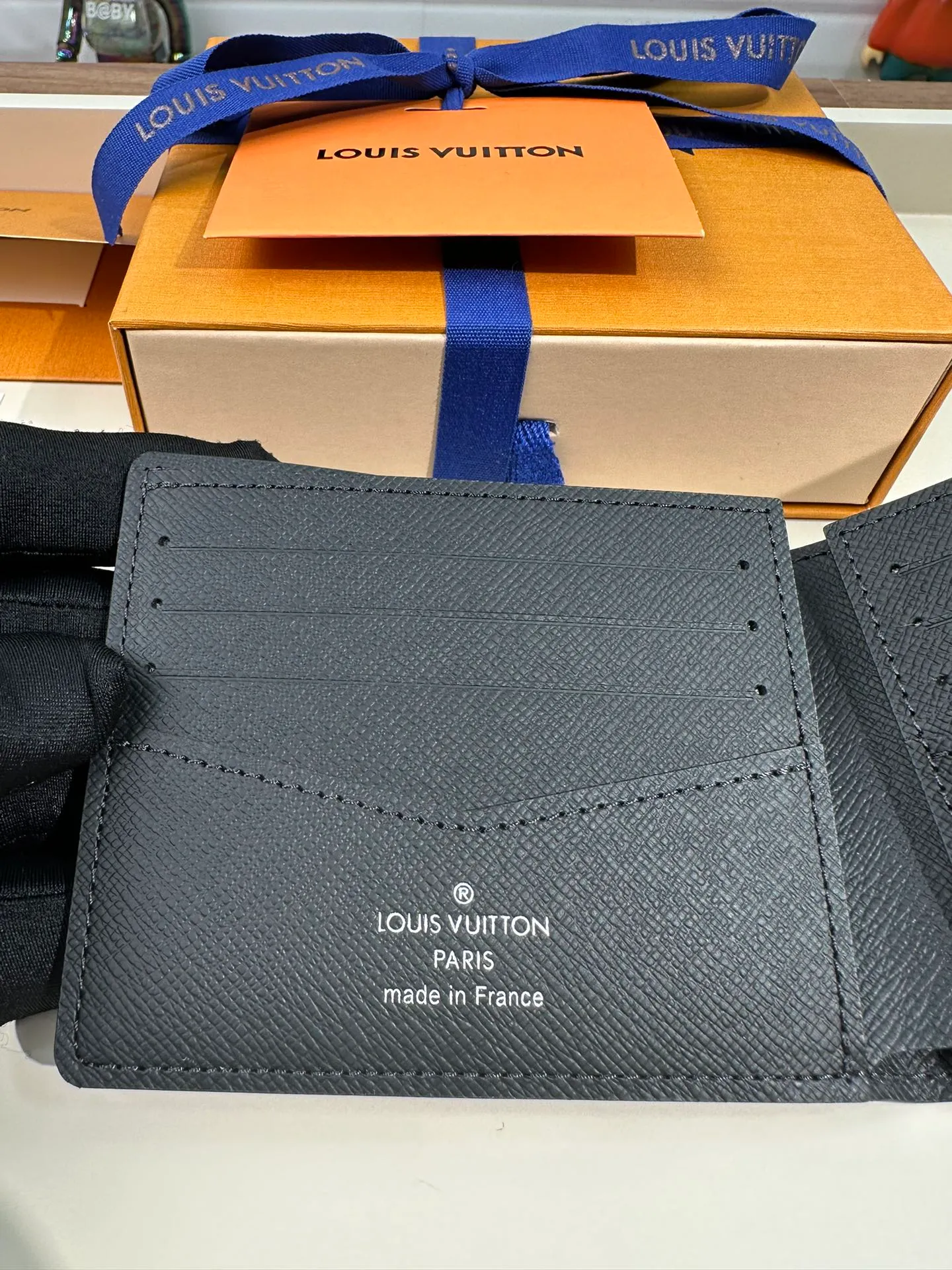 P440 M62294 [Special Genuine Product] Named after Slender, it is extremely slim. Crafted from fine Damier Infini leather, it's compact enough to hold all your essentials while still fitting easily into the front and rear pockets. 11X8cm