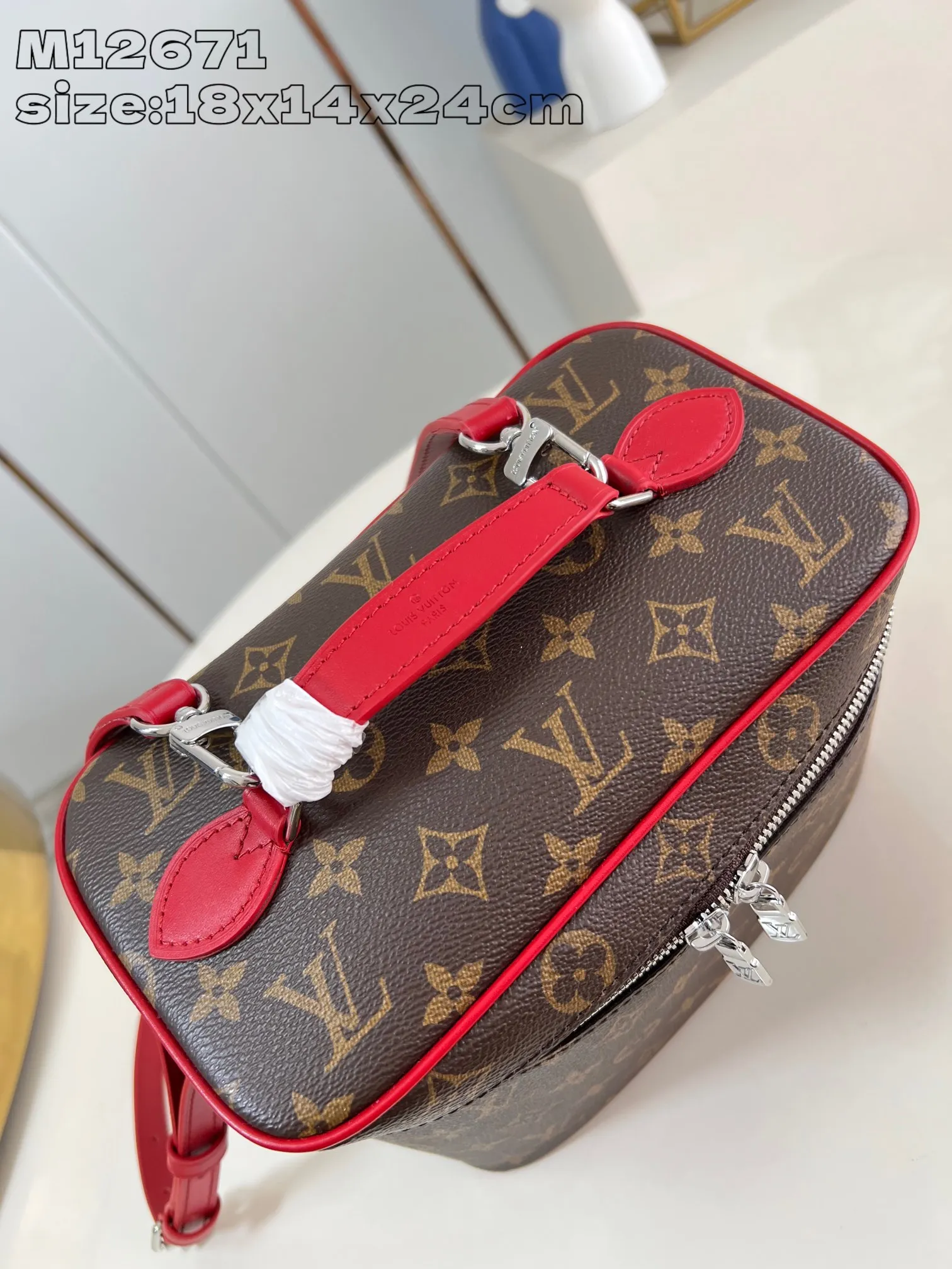 💰960 top original order [Exclusive real shot M12671 red] This Nice BB cosmetic bag is made of Monogram Macassar canvas, paying tribute to the classic style of Nice Vanity cosmetic bag with elegant brushwork. Leather trim, top handles and a washable lining add a pop of color, and the top flap opens to reveal ample interior patch and zip pockets. 18 x 14.5 x 24 cm (height x width x length)