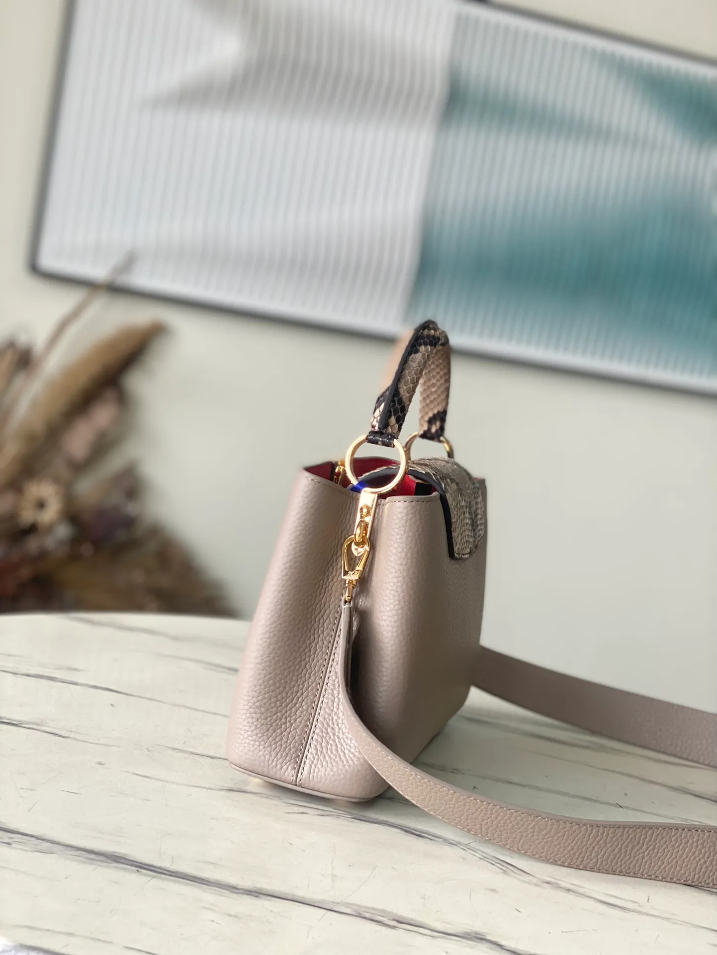 💰2460 (Special Grade Original Leather) N80931 M80741 Elephant Gray Red Interior Small This Capucines small handbag is made of deep-dyed Taurillon leather, with gorgeous python leather embellishment on the handles and flap. Whether carried by hand or worn on the shoulder with the wide shoulder strap, you can create an eye-catching style in any occasion. Dimensions: 27 x 18 x 9 cm