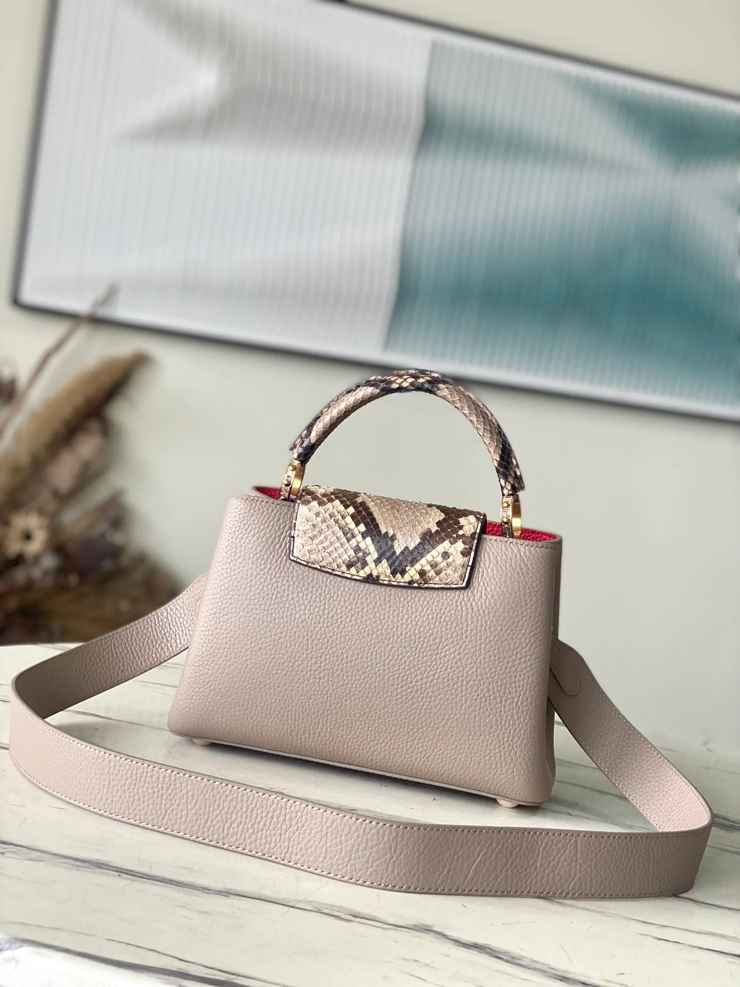 💰2460 (Special Grade Original Leather) N80931 M80741 Elephant Gray Red Interior Small This Capucines small handbag is made of deep-dyed Taurillon leather, with gorgeous python leather embellishment on the handles and flap. Whether carried by hand or worn on the shoulder with the wide shoulder strap, you can create an eye-catching style in any occasion. Dimensions: 27 x 18 x 9 cm