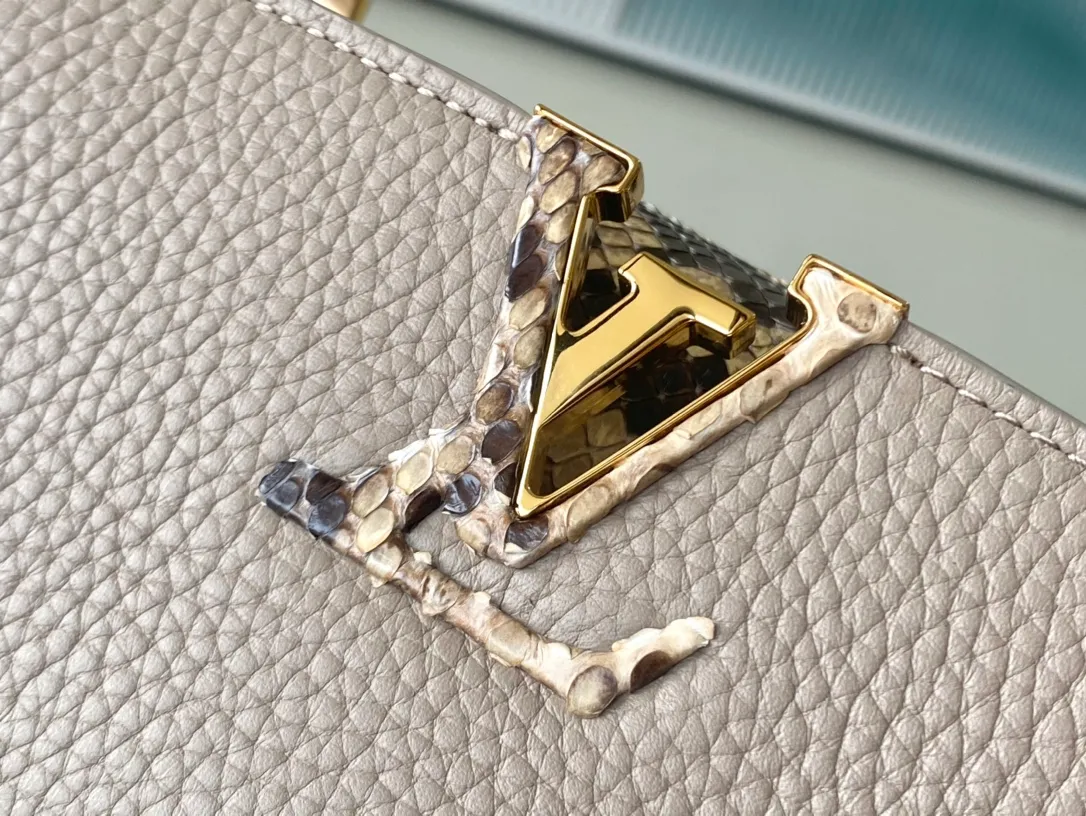💰2460 (Special Grade Original Leather) N80931 M80741 Elephant Gray Red Interior Small This Capucines small handbag is made of deep-dyed Taurillon leather, with gorgeous python leather embellishment on the handles and flap. Whether carried by hand or worn on the shoulder with the wide shoulder strap, you can create an eye-catching style in any occasion. Dimensions: 27 x 18 x 9 cm