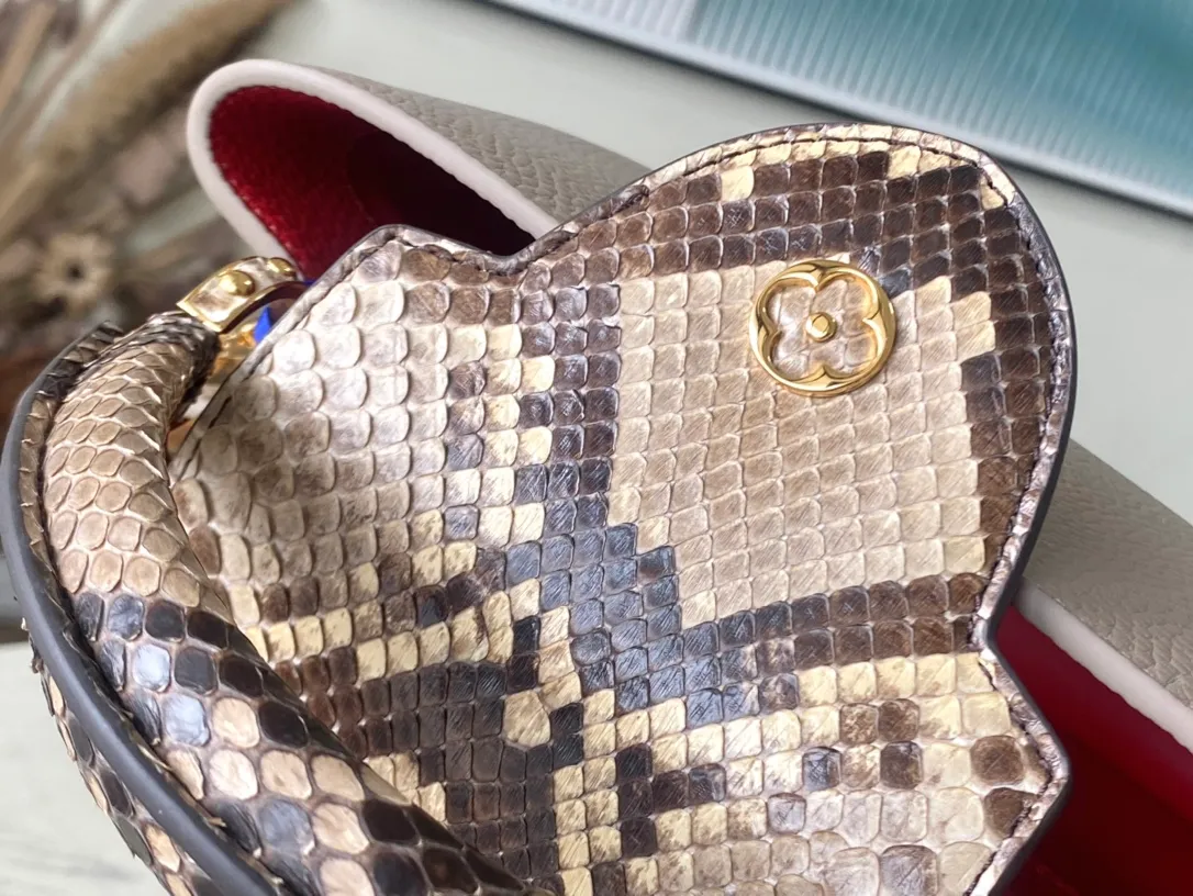 💰2460 (Special Grade Original Leather) N80931 M80741 Elephant Gray Red Interior Small This Capucines small handbag is made of deep-dyed Taurillon leather, with gorgeous python leather embellishment on the handles and flap. Whether carried by hand or worn on the shoulder with the wide shoulder strap, you can create an eye-catching style in any occasion. Dimensions: 27 x 18 x 9 cm