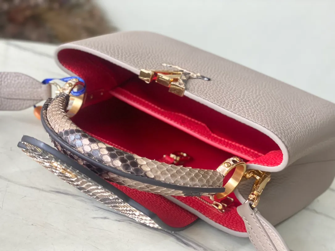 💰2460 (Special Grade Original Leather) N80931 M80741 Elephant Gray Red Interior Small This Capucines small handbag is made of deep-dyed Taurillon leather, with gorgeous python leather embellishment on the handles and flap. Whether carried by hand or worn on the shoulder with the wide shoulder strap, you can create an eye-catching style in any occasion. Dimensions: 27 x 18 x 9 cm