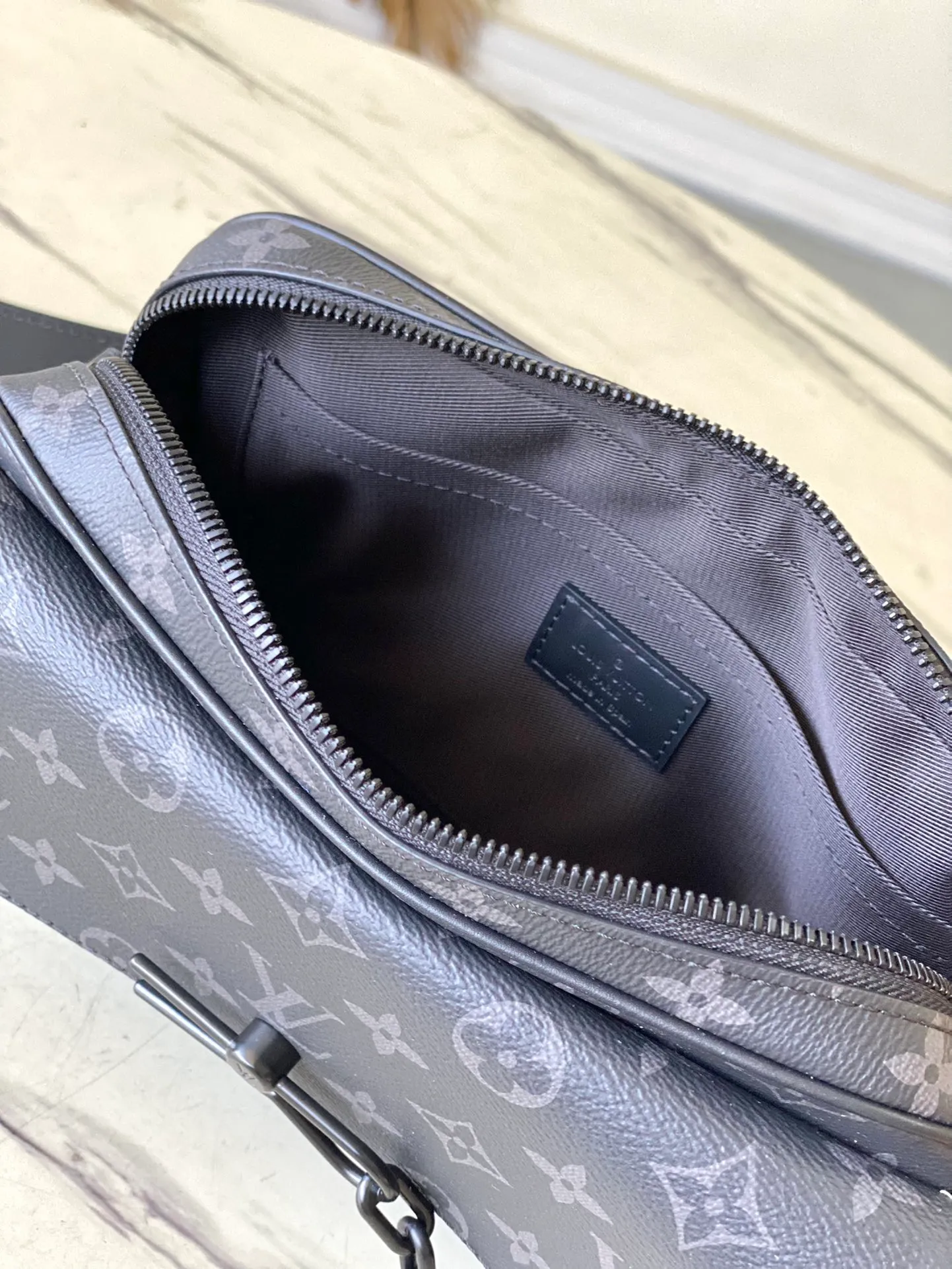 💰940 Top original order M46795 Black Flower This Steamer messenger bag combines modern functions and classic elements with a modern configuration that fits the body shape. The reinforced leather corners and chain and pin elements refer back to the traditional Louis Vuitton Steamer hard case design, and the wide hood and adjustable shoulder strap provide a comfortable carrying experience. Dimensions: 24 × 17 × 5 cm