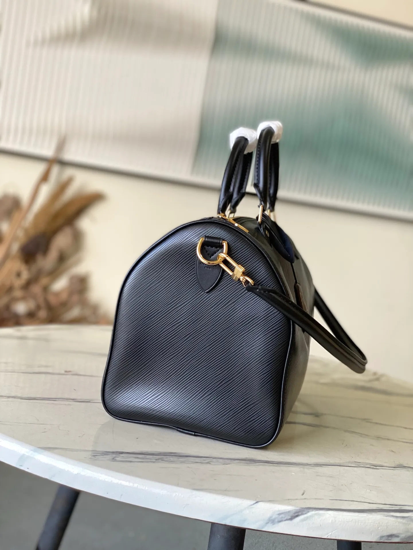 💰1340 (first-grain leather) top original order M25671 black This Speedy Bandoulière 30 handbag is carefully designed by Pharrell Williams’ fashion partner Nigo. The Monogram pattern on the cow leather is paired with the French and Japanese handwritten words of “Louis Vuitton”, “Paris” and “Tokyo”. The leather trim continues the same print, creating a unique and eye-catching visual effect. 32 x 22.5 x 18 (cm)