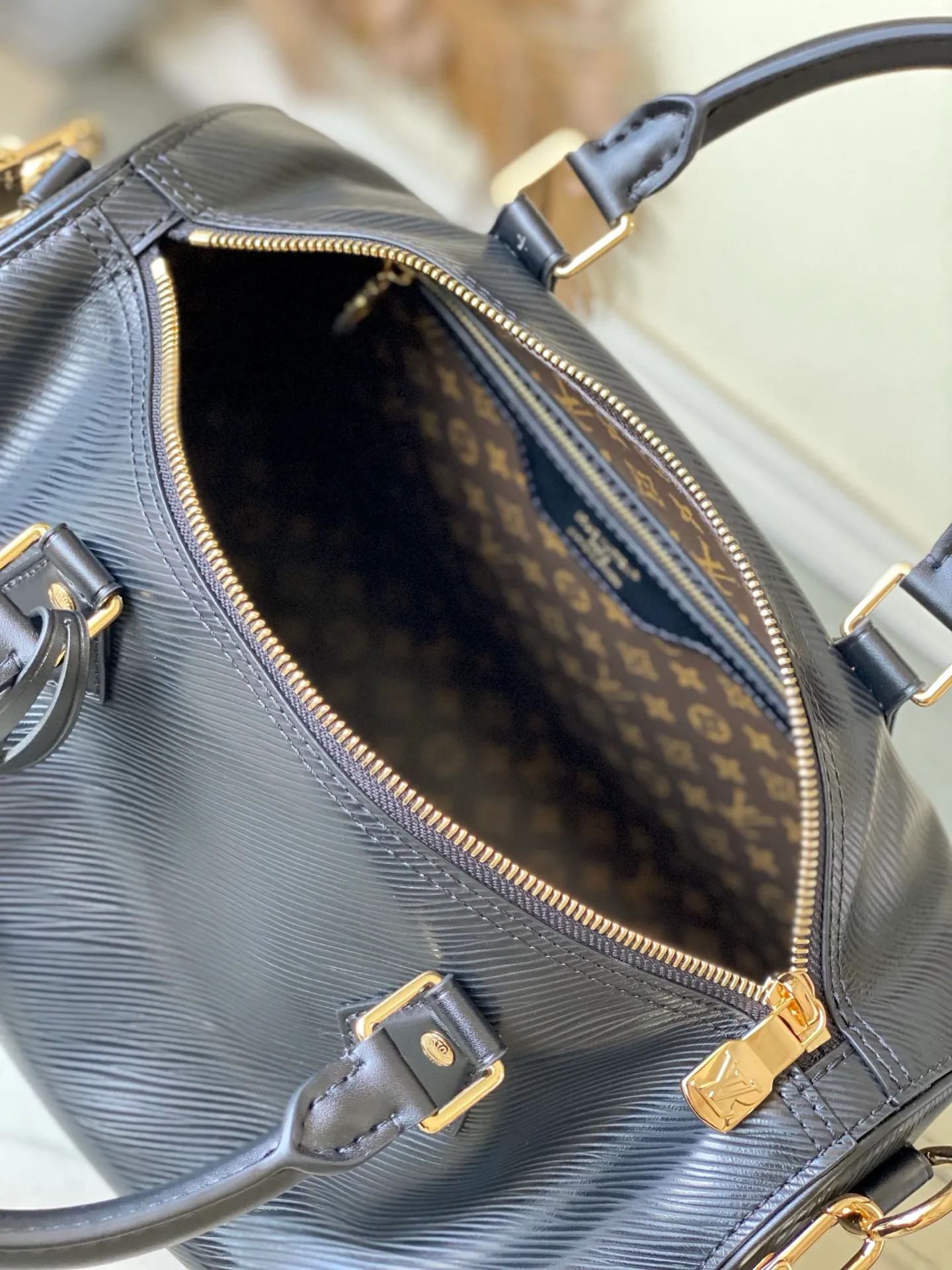 💰1340 (first-grain leather) top original order M25671 black This Speedy Bandoulière 30 handbag is carefully designed by Pharrell Williams’ fashion partner Nigo. The Monogram pattern on the cow leather is paired with the French and Japanese handwritten words of “Louis Vuitton”, “Paris” and “Tokyo”. The leather trim continues the same print, creating a unique and eye-catching visual effect. 32 x 22.5 x 18 (cm)