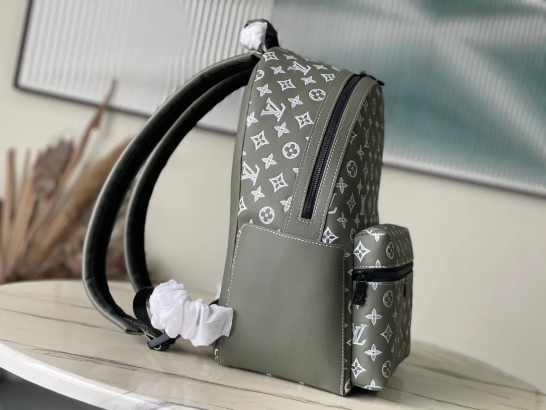 💰1280 (top-grain leather) top-quality original M12463 This Discovery small backpack is made of Monogram Shadow embossed cow leather, injecting fresh outdoor style into the classic design. Its sleek shape features multiple internal and external pockets, making it ideal for everyday travel. Dimensions: 29 × 38 × 20 cm