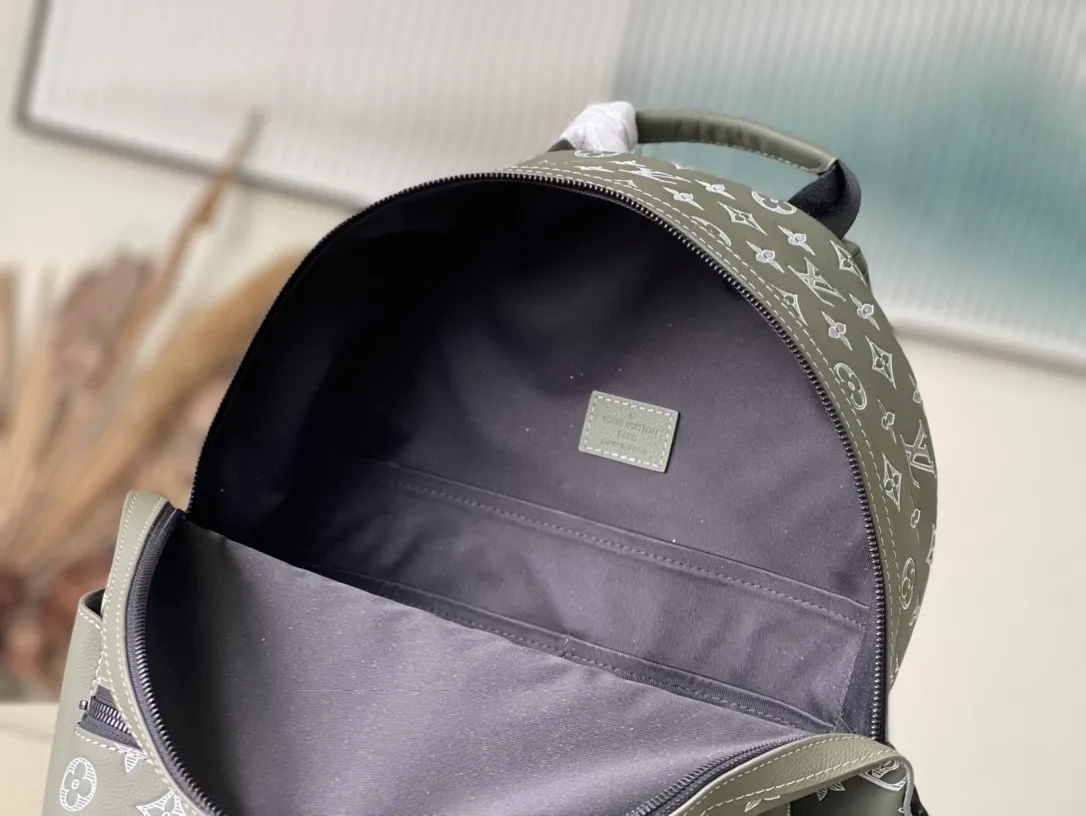 💰1280 (top-grain leather) top-quality original M12463 This Discovery small backpack is made of Monogram Shadow embossed cow leather, injecting fresh outdoor style into the classic design. Its sleek shape features multiple internal and external pockets, making it ideal for everyday travel. Dimensions: 29 × 38 × 20 cm