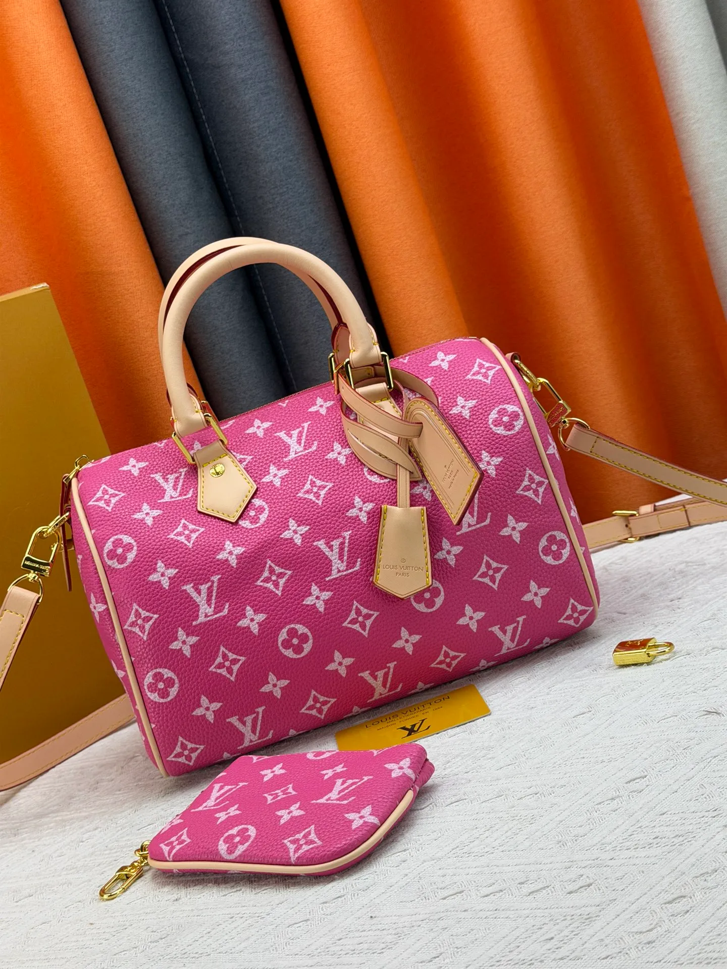 P270 Upgraded original version (with pebbled leather) M13902 M24423 M24424 M24425 M24426 M24443 M11561 M11562 M13912 Speedy Bandoulière 25 handbag is made of cow leather, showing a unique sun-kissed gradient effect. A perfect everyday choice, the Speedy comes with a removable leather storage bag lined with luxurious sheepskin leather. The double handle design combined with the adjustable and detachable shoulder strap provides a variety of carrying methods to easily cope with different occasions. Dimensions: 25.0 x 15.0 x 15.0 cm (length x height x width)