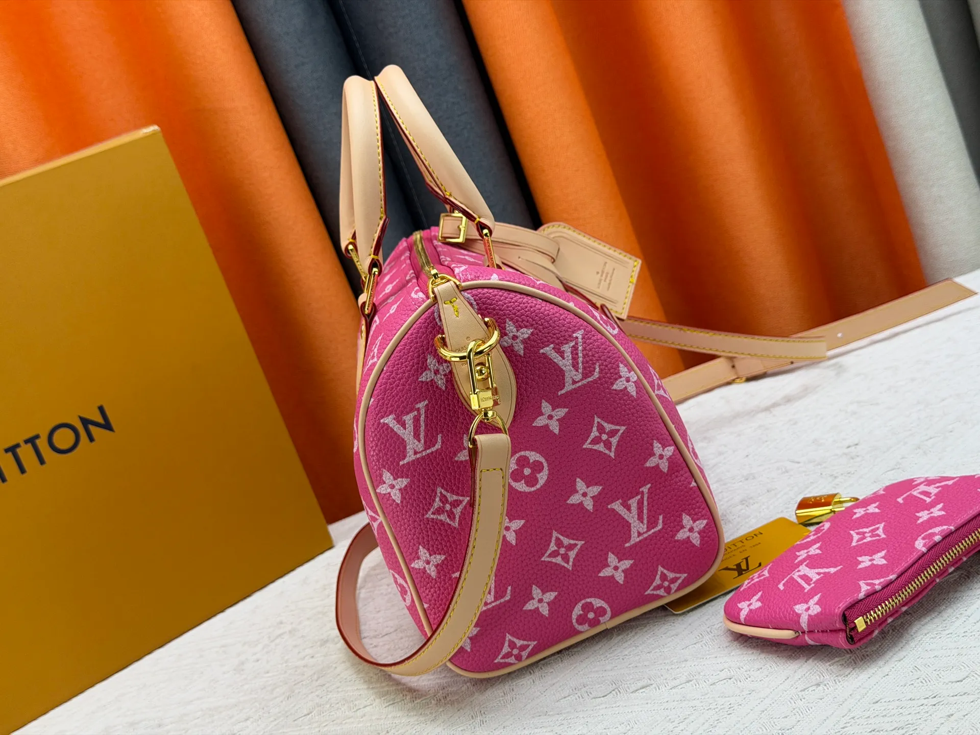 P270 Upgraded original version (with pebbled leather) M13902 M24423 M24424 M24425 M24426 M24443 M11561 M11562 M13912 Speedy Bandoulière 25 handbag is made of cow leather, showing a unique sun-kissed gradient effect. A perfect everyday choice, the Speedy comes with a removable leather storage bag lined with luxurious sheepskin leather. The double handle design combined with the adjustable and detachable shoulder strap provides a variety of carrying methods to easily cope with different occasions. Dimensions: 25.0 x 15.0 x 15.0 cm (length x height x width)