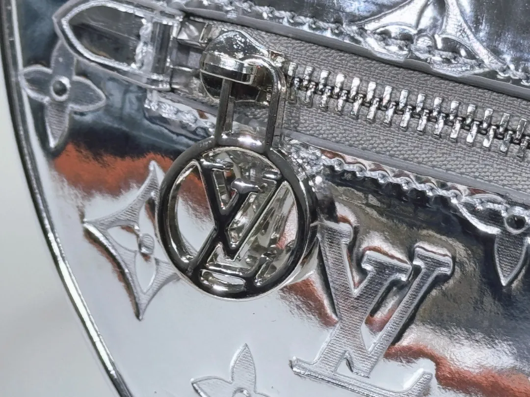 P280 Upgraded original [loop handbag] M11833 silver patent leather. This small loop handbag is from the v ski series. It draws inspiration from the brand’s classic metal hard case from 1892, and renders the monogram miroir effect on the monogram embossed coated canvas, giving the traditional aesthetics a retro-futuristic feel. The adjustable leather shoulder strap and chain are detachable, making it a flexible choice for storing essentials and a long wallet when traveling day or night. Dimensions: 13x6x23 cm.