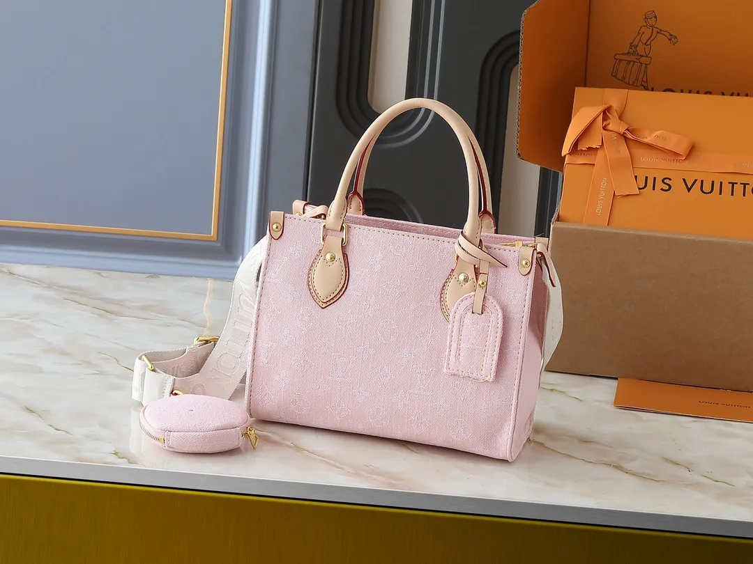 💰300💰Upgraded from the original M46373 M13189 M46871 Denim square bag series Onthego medium handbag (denim denim) This Onthego medium handbag is made of sand-washed Monogram jacquard denim, with leather trim and contrasting stitching. The ample capacity meets business or leisure needs, and the exquisite handle and long shoulder strap unlock multiple carrying methods. Dimensions 25.0 x 19.0 x 11.5 cm