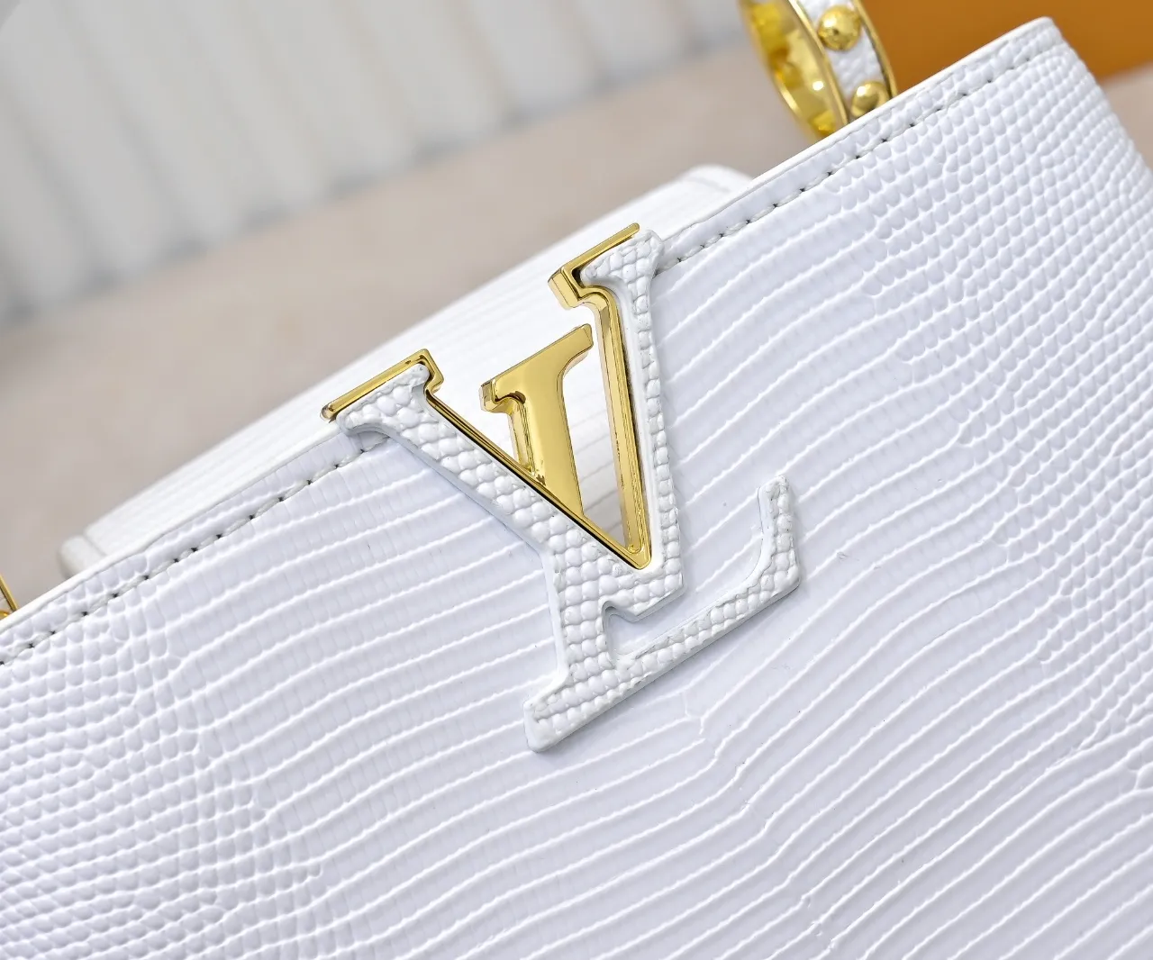 Top original P400 Guangzhou product M99527 white lizard gold buckle This Capucines mini handbag is wrapped in gorgeous lizard leather and lined with fine sheepskin, embellished with dazzling metal parts. The flip cover reads LV letters inside, and a Monogram flower blooms when turned out. Its compact size makes it a dazzling choice for evening occasions. Detailed features 21 x 14 x 8 cm (length x height x width)