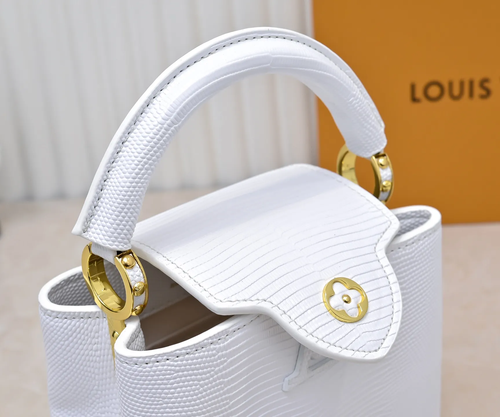 Top original P400 Guangzhou product M99527 white lizard gold buckle This Capucines mini handbag is wrapped in gorgeous lizard leather and lined with fine sheepskin, embellished with dazzling metal parts. The flip cover reads LV letters inside, and a Monogram flower blooms when turned out. Its compact size makes it a dazzling choice for evening occasions. Detailed features 21 x 14 x 8 cm (length x height x width)