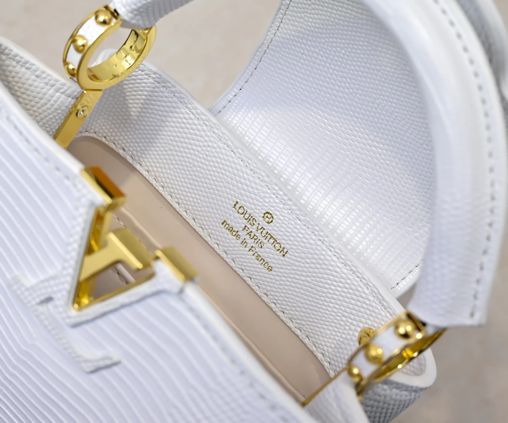 Top original P400 Guangzhou product M99527 white lizard gold buckle This Capucines mini handbag is wrapped in gorgeous lizard leather and lined with fine sheepskin, embellished with dazzling metal parts. The flip cover reads LV letters inside, and a Monogram flower blooms when turned out. Its compact size makes it a dazzling choice for evening occasions. Detailed features 21 x 14 x 8 cm (length x height x width)