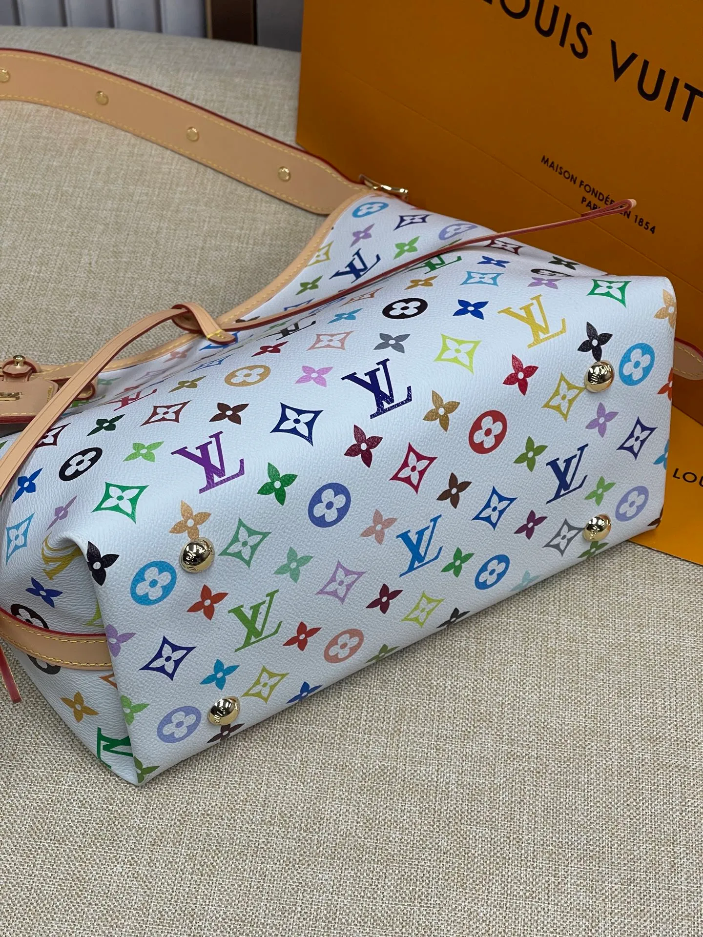 [Upgraded version] P520¥ Upgraded version High quality·Three-color gift box packaging💝Model M13661😘🔘Carryall PM bag (small size) The most worth buying Carryall three-color series ~ It’s simply yyds! 👜The Carryall handbag adopts the consistent design of the Lv family hobo handbag in appearance; it also adds a girly bow element🎀 Equipped with a detachable zippered mini bag, 🉑️ it can be used as a coin purse or can be equipped with its own chain. With some decorations, it can become a new small bag. It is multi-purpose and super practical. As a functional commuting tote bag, the Carryall combines the advantages of durability, versatility and never goes out of style. It can be worn whether you are cool or lazy 😎 Dimensions: 29 x 24 x 12cm