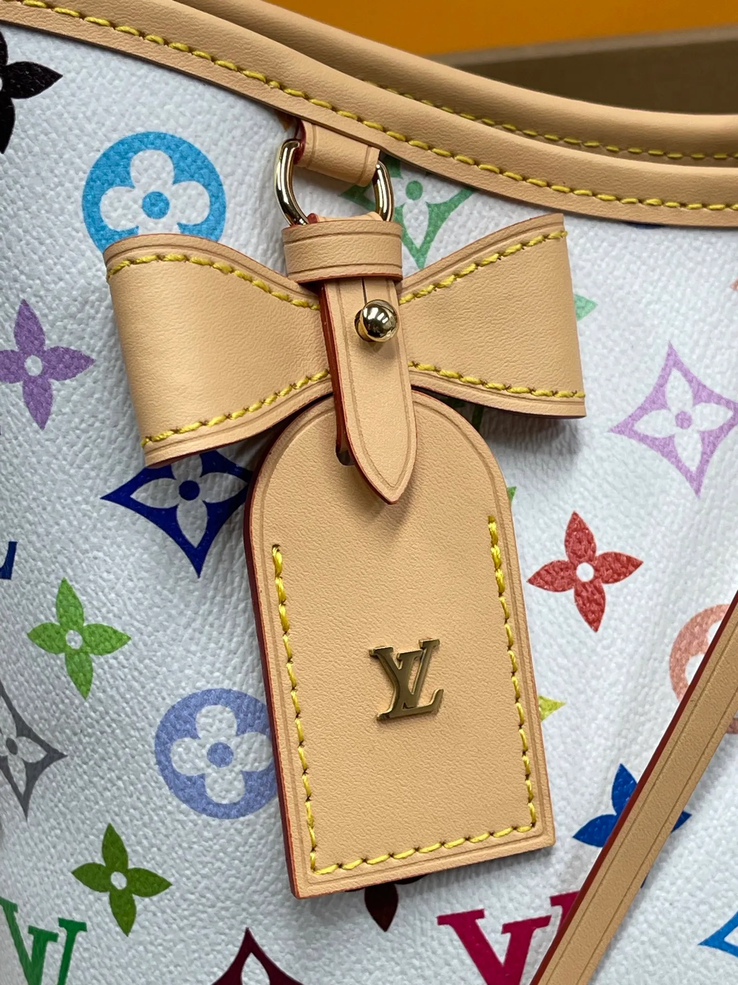 [Upgraded version] P520¥ Upgraded version High quality·Three-color gift box packaging💝Model M13661😘🔘Carryall PM bag (small size) The most worth buying Carryall three-color series ~ It’s simply yyds! 👜The Carryall handbag adopts the consistent design of the Lv family hobo handbag in appearance; it also adds a girly bow element🎀 Equipped with a detachable zippered mini bag, 🉑️ it can be used as a coin purse or can be equipped with its own chain. With some decorations, it can become a new small bag. It is multi-purpose and super practical. As a functional commuting tote bag, the Carryall combines the advantages of durability, versatility and never goes out of style. It can be worn whether you are cool or lazy 😎 Dimensions: 29 x 24 x 12cm