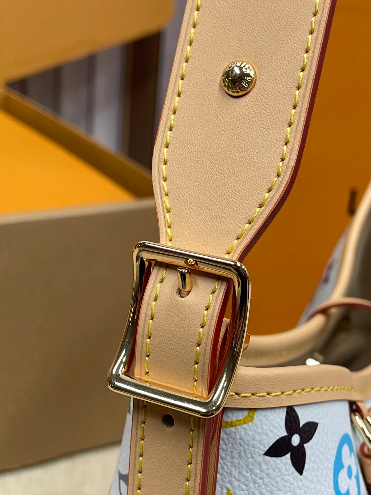 [Upgraded version] P520¥ Upgraded version High quality·Three-color gift box packaging💝Model M13661😘🔘Carryall PM bag (small size) The most worth buying Carryall three-color series ~ It’s simply yyds! 👜The Carryall handbag adopts the consistent design of the Lv family hobo handbag in appearance; it also adds a girly bow element🎀 Equipped with a detachable zippered mini bag, 🉑️ it can be used as a coin purse or can be equipped with its own chain. With some decorations, it can become a new small bag. It is multi-purpose and super practical. As a functional commuting tote bag, the Carryall combines the advantages of durability, versatility and never goes out of style. It can be worn whether you are cool or lazy 😎 Dimensions: 29 x 24 x 12cm