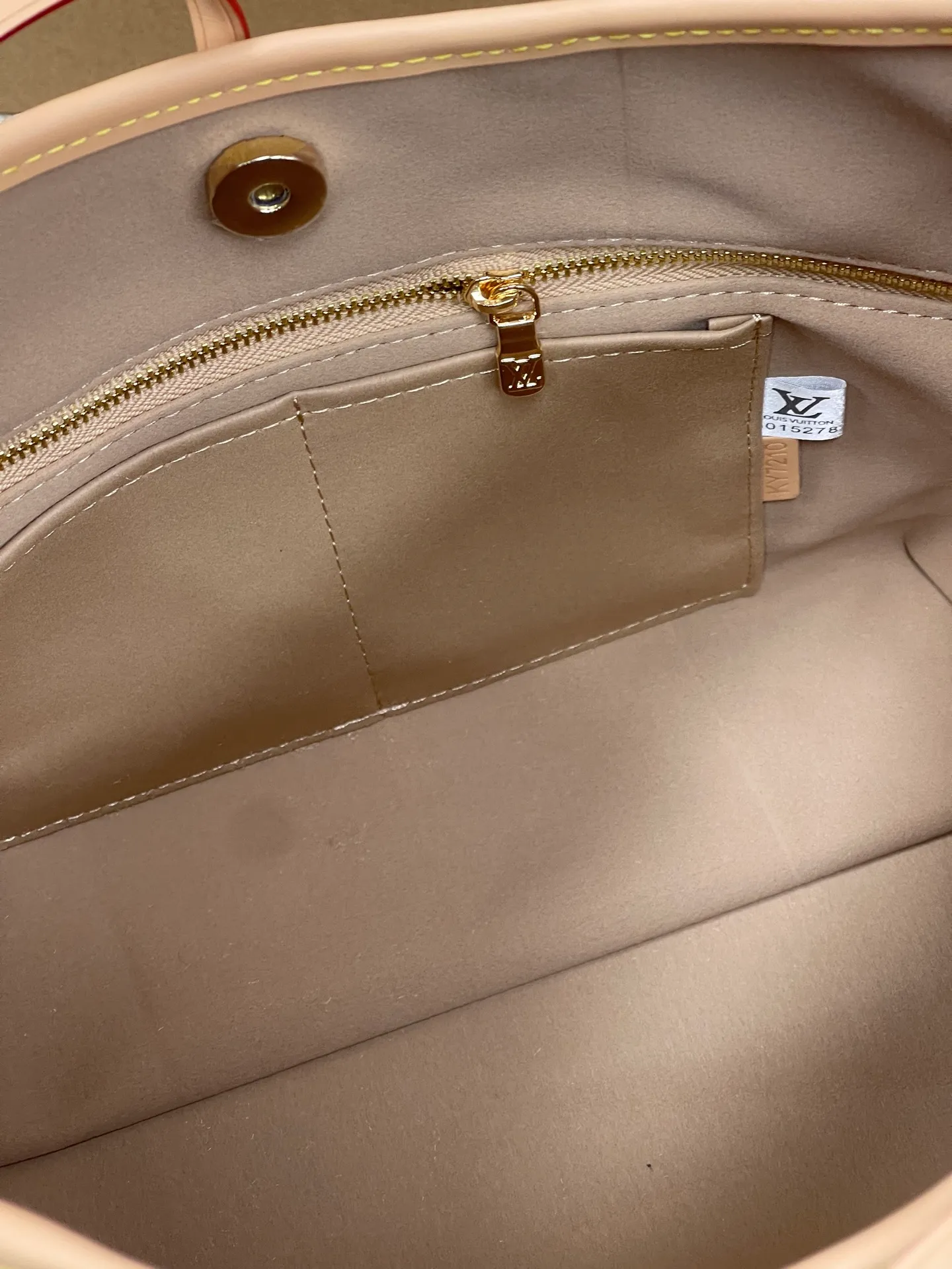 [Upgraded version] P520¥ Upgraded version High quality·Three-color gift box packaging💝Model M13661😘🔘Carryall PM bag (small size) The most worth buying Carryall three-color series ~ It’s simply yyds! 👜The Carryall handbag adopts the consistent design of the Lv family hobo handbag in appearance; it also adds a girly bow element🎀 Equipped with a detachable zippered mini bag, 🉑️ it can be used as a coin purse or can be equipped with its own chain. With some decorations, it can become a new small bag. It is multi-purpose and super practical. As a functional commuting tote bag, the Carryall combines the advantages of durability, versatility and never goes out of style. It can be worn whether you are cool or lazy 😎 Dimensions: 29 x 24 x 12cm