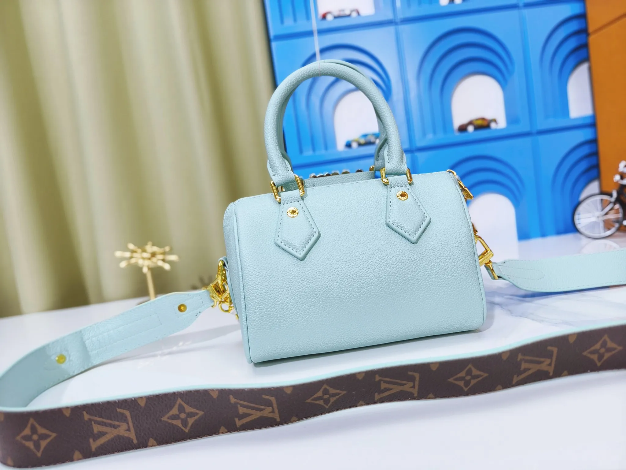 P260💰 Upgraded from the original m24606 black flower m46970 presbyopic m24605 green leather m24598 purple leather m24474 white flower m24605 blue leather 2024 China Qixi Festival limited speedy18, to meet daily needs with exquisite and compact accessories that can be worn in multiple ways, plus a detachable chain strap to achieve a comfortable shoulder-carrying experience. Dimensions: 18.0x12.5x11.0 (length x height x width)