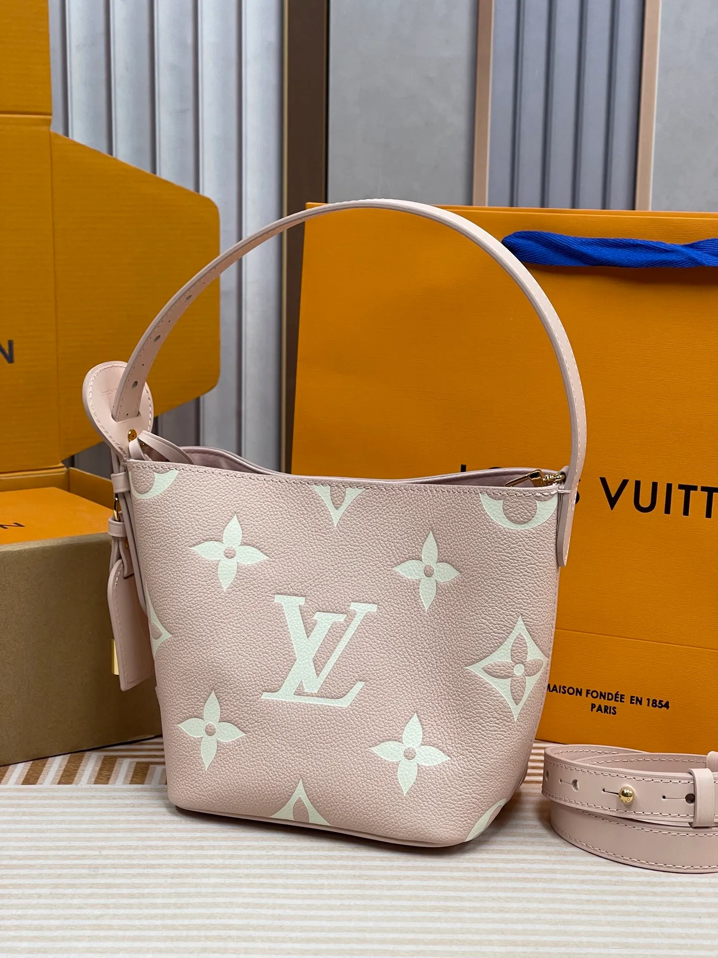 [Upgraded version] P820💰New counter model·High quality·Semi-steel hardware·Original single grade·With gift box🎁Packaging·Model M1356💗This All In BB bucket bag hobo handbag conveys the fun style of the Louis Vuitton x Murakami reissued embossed cowhide series with smart details. The Monogram embossing is boldly rendered in the artist's rainbow tones, and the name tag is embellished with bows and padlocks. With the clever use of adjustable cowhide handles and leather shoulder straps, it can be carried by hand, shoulder or cross-body.  Dimensions: 18 x 12 x 16 cm ⚠️