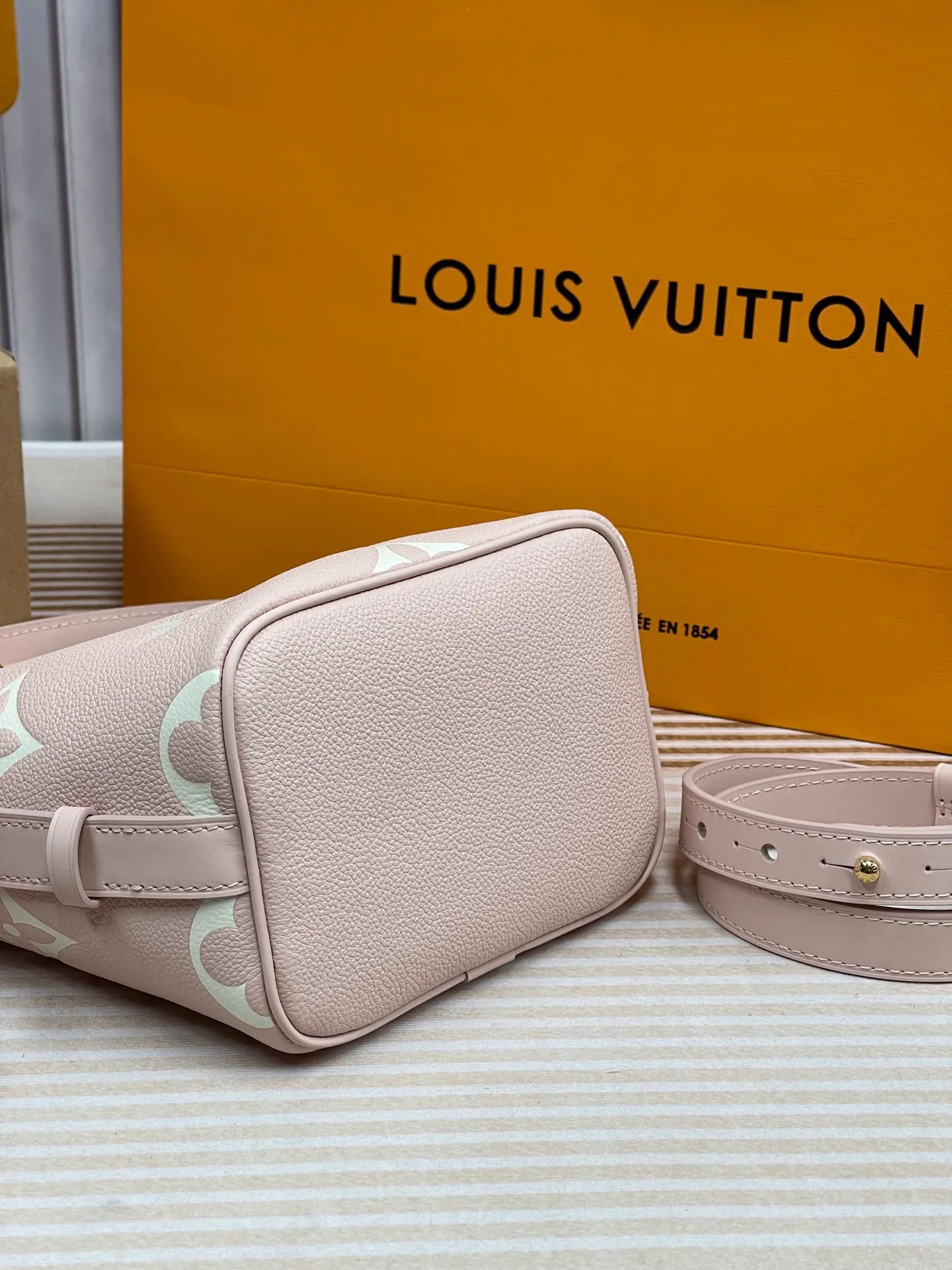 [Upgraded version] P820💰New counter model·High quality·Semi-steel hardware·Original single grade·With gift box🎁Packaging·Model M1356💗This All In BB bucket bag hobo handbag conveys the fun style of the Louis Vuitton x Murakami reissued embossed cowhide series with smart details. The Monogram embossing is boldly rendered in the artist's rainbow tones, and the name tag is embellished with bows and padlocks. With the clever use of adjustable cowhide handles and leather shoulder straps, it can be carried by hand, shoulder or cross-body.  Dimensions: 18 x 12 x 16 cm ⚠️