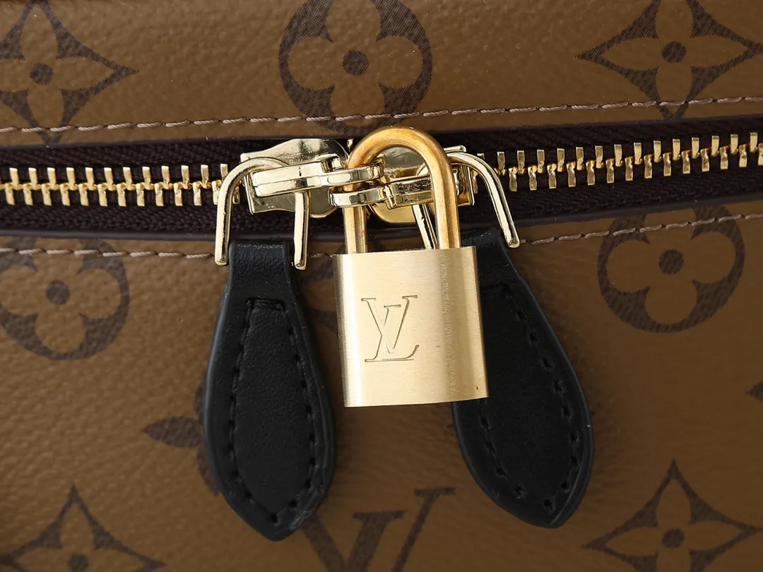 💰240💰Upgraded from the original M45165, this VANITY small handbag for the spring and summer of 2020 witnesses the contemporary movement composed by Nicolas Ghesquitère for Louis Vuitton’s travel heritage. This urban handbag reinterprets the Nice cosmetic bag in Monogram and Monogram Reverse canvas. Whether carried by hand or worn on the shoulder or cross-body with the leather chain strap, the soft and lightweight design can be carried with you. Size:19x13x11cm