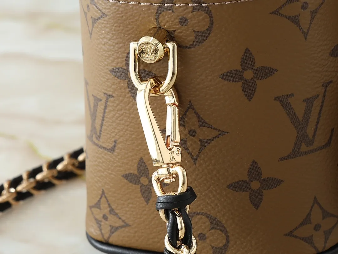 💰240💰Upgraded from the original M45165, this VANITY small handbag for the spring and summer of 2020 witnesses the contemporary movement composed by Nicolas Ghesquitère for Louis Vuitton’s travel heritage. This urban handbag reinterprets the Nice cosmetic bag in Monogram and Monogram Reverse canvas. Whether carried by hand or worn on the shoulder or cross-body with the leather chain strap, the soft and lightweight design can be carried with you. Size:19x13x11cm